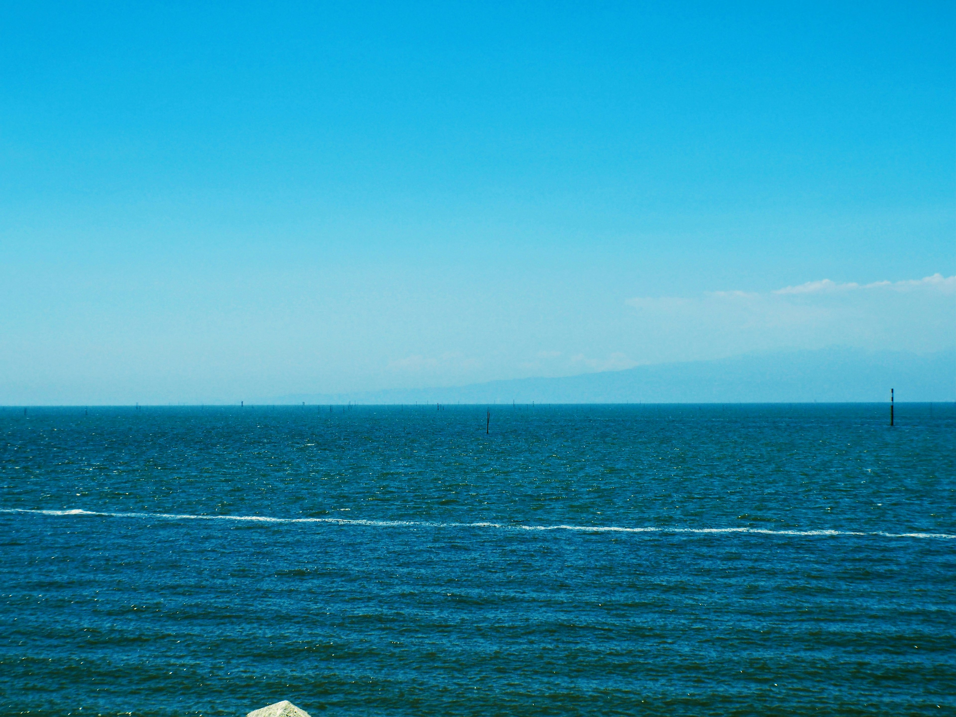 Vue magnifique de la mer et du ciel bleus avec des vagues douces