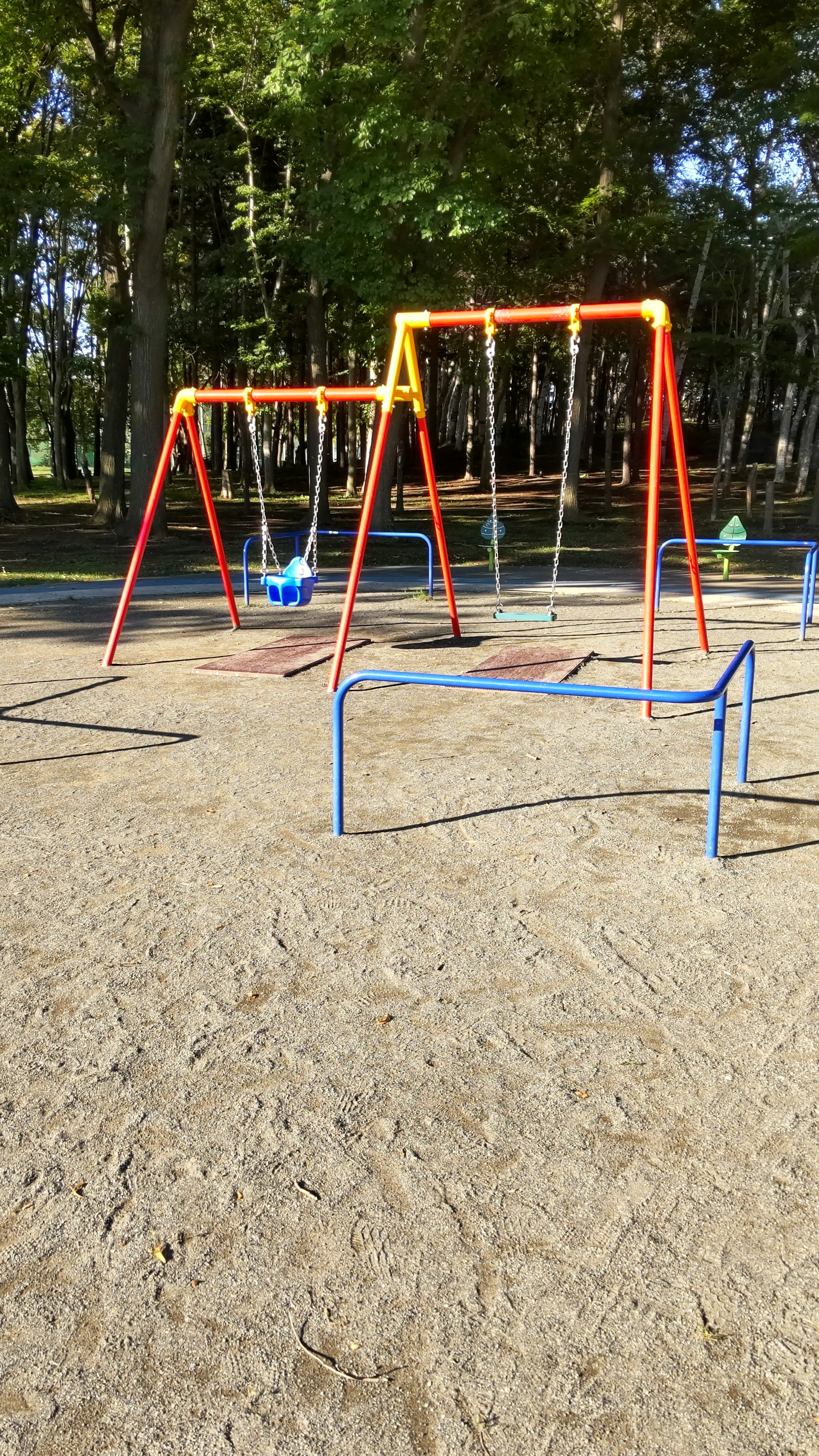 Spielplatz mit Schaukeln und Sandbereich