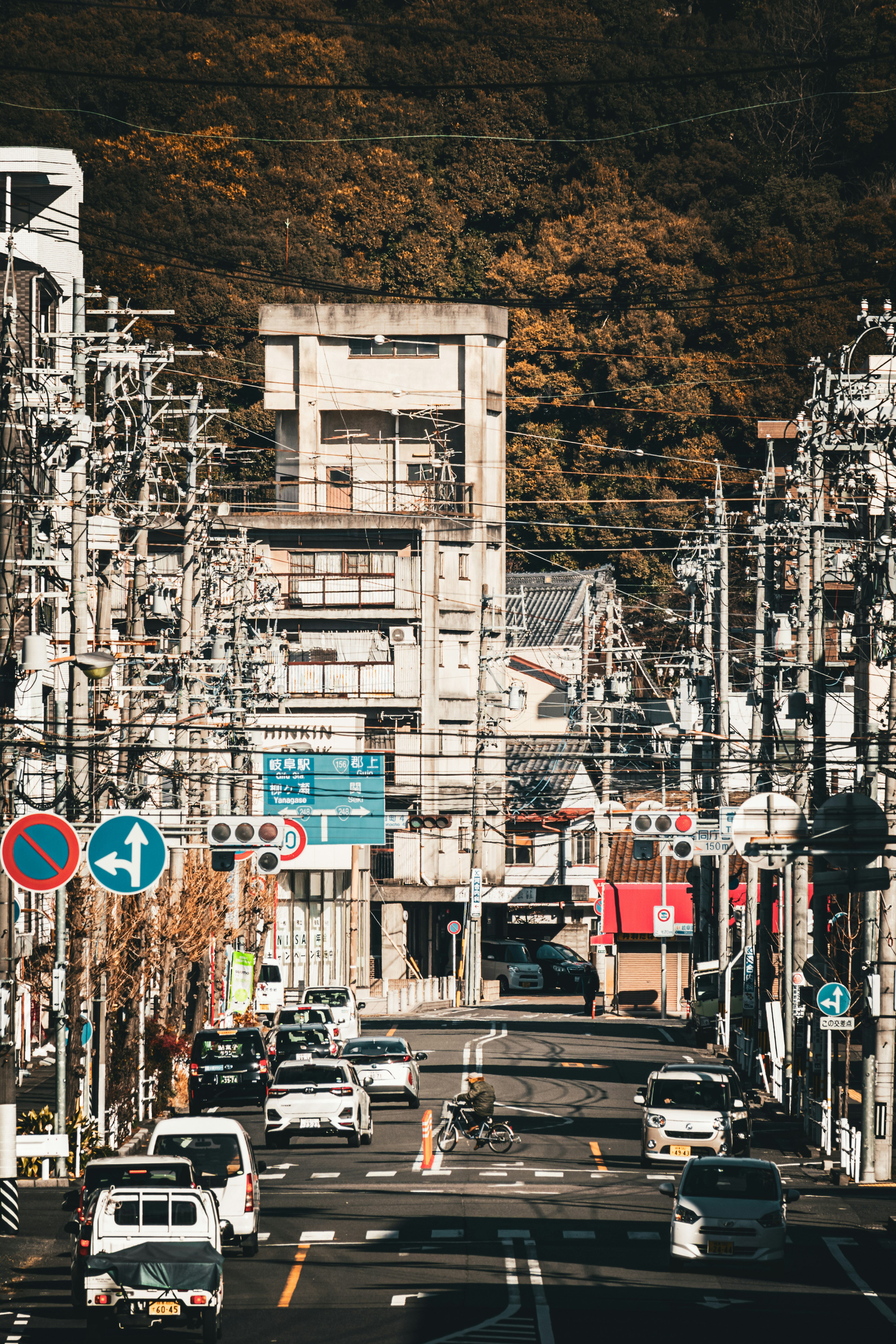 Escena urbana en Japón con montañas de otoño al fondo