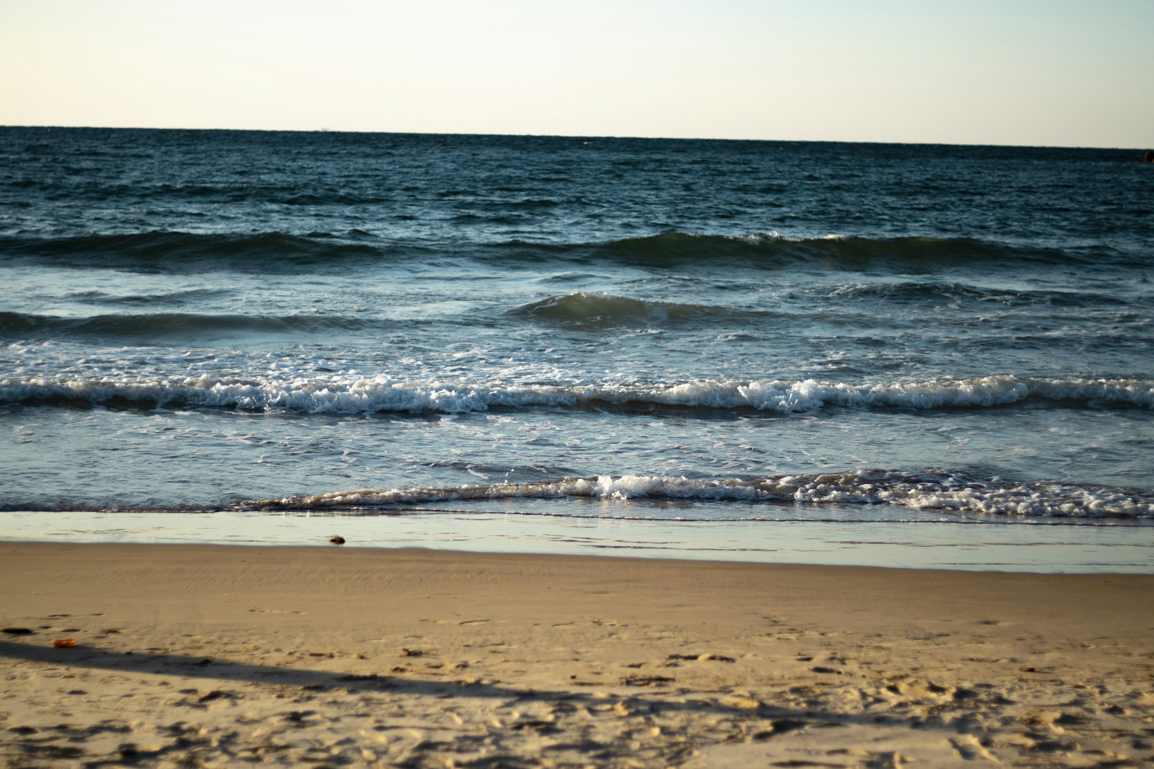 Onde oceaniche e paesaggio di spiaggia sabbiosa