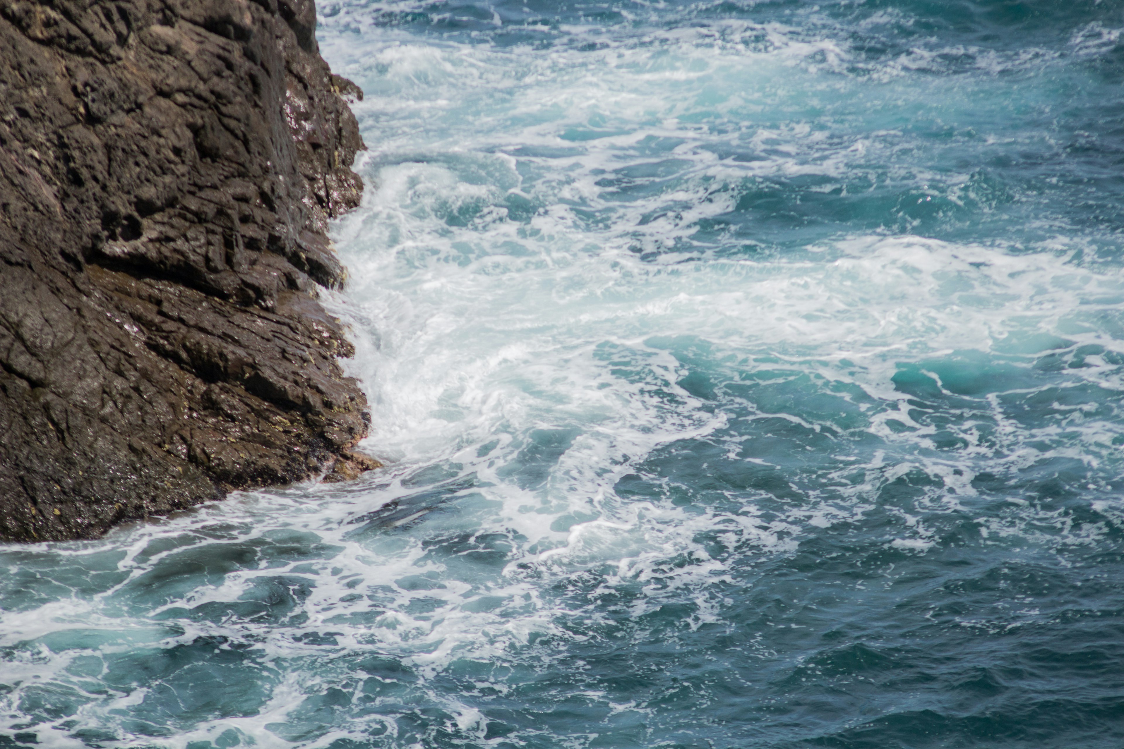 Onde che si infrangono contro una costa rocciosa