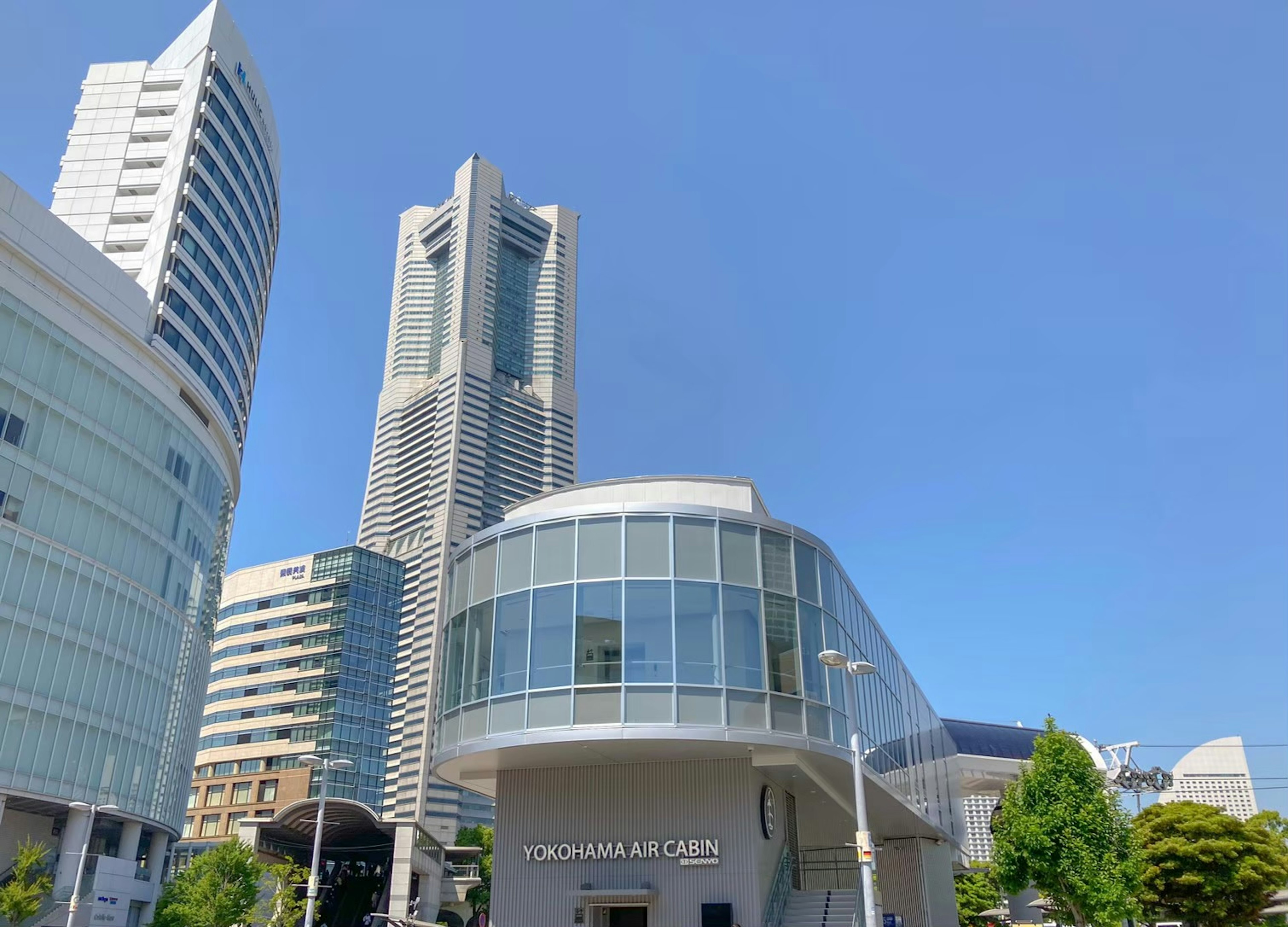 Orizzonte di Yokohama con edifici moderni e cielo blu chiaro