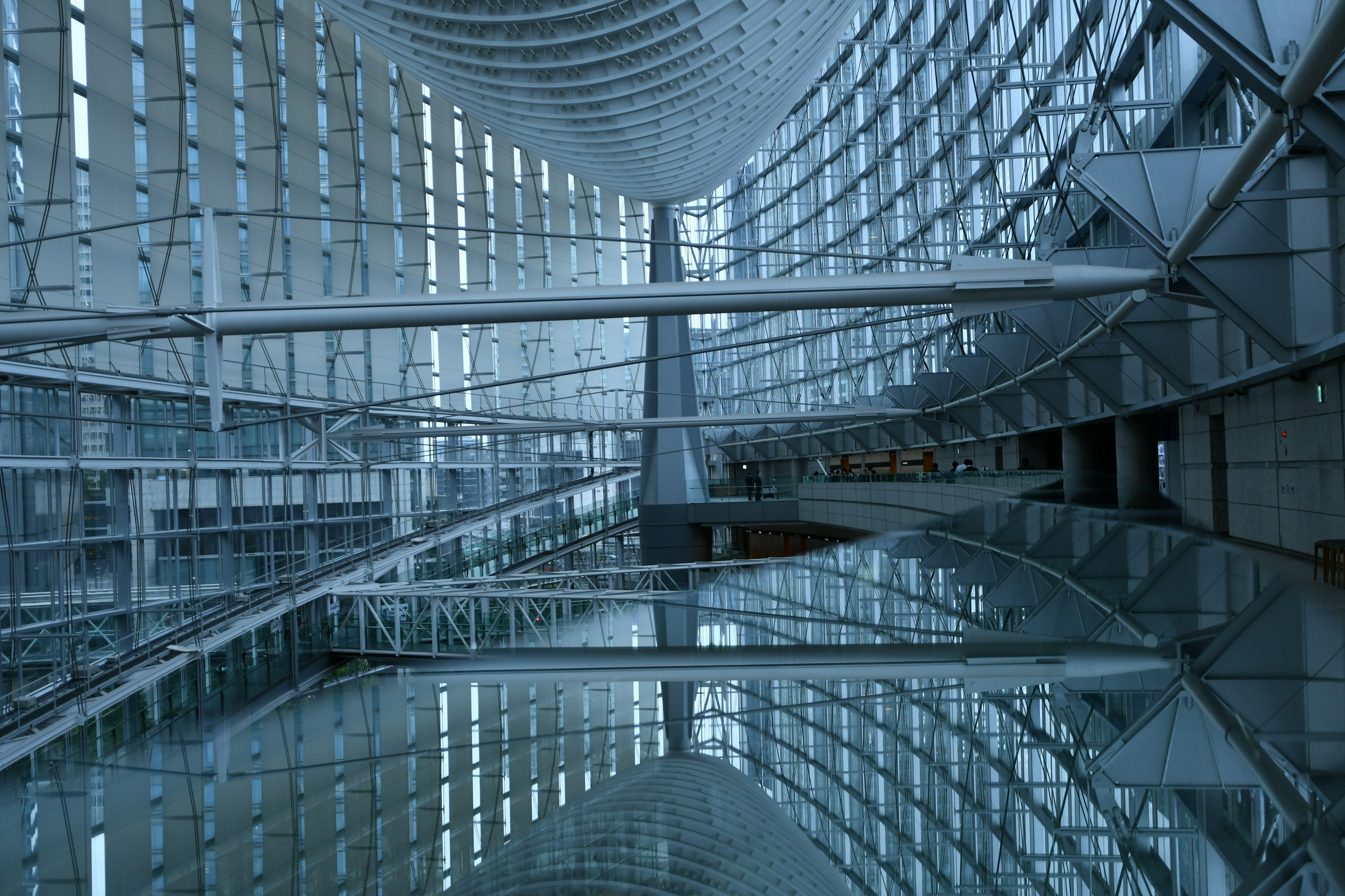 Intérieur architectural futuriste montrant un espace vaste et des reflets de lumière