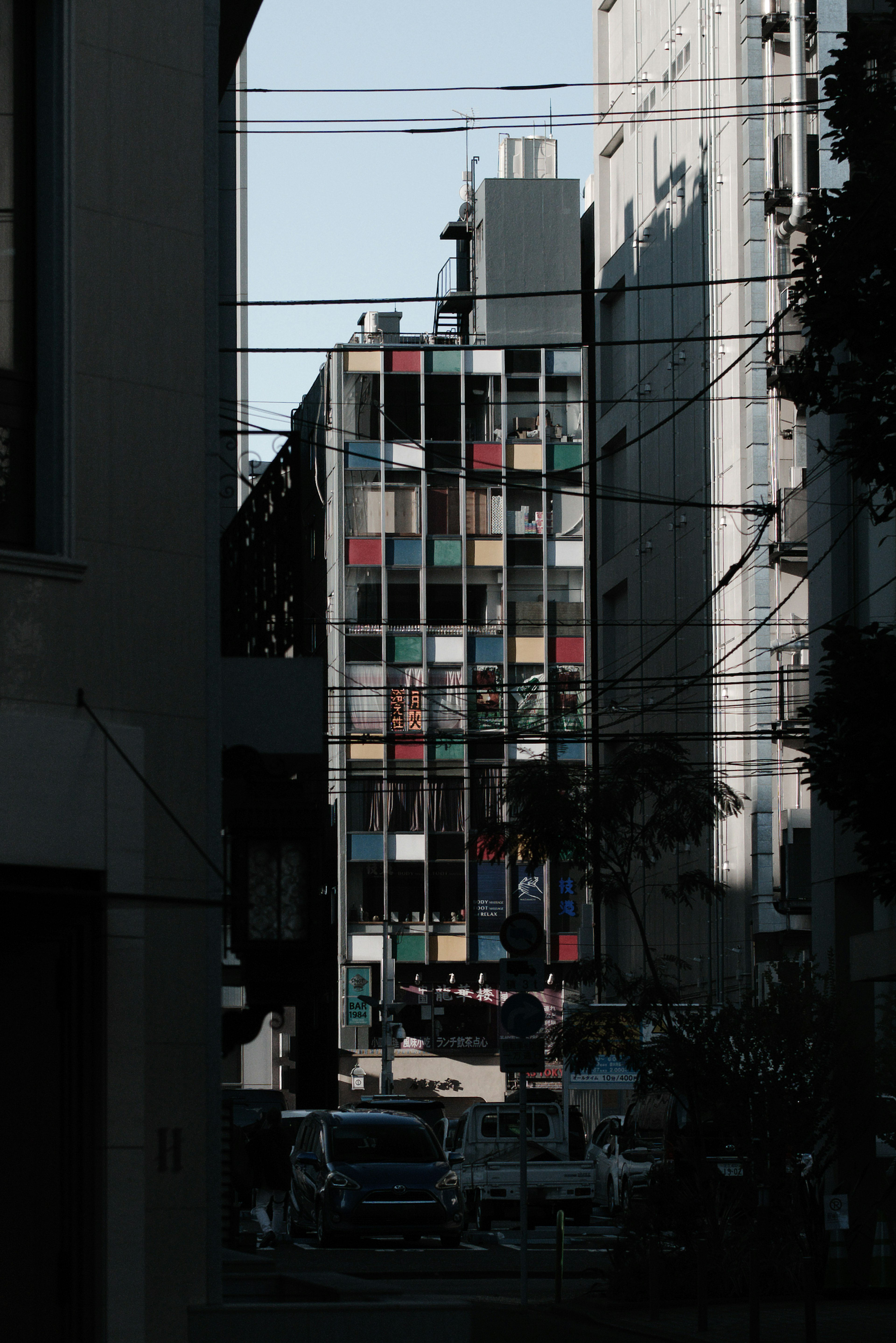 街の風景に現れるカラフルな建物と電線