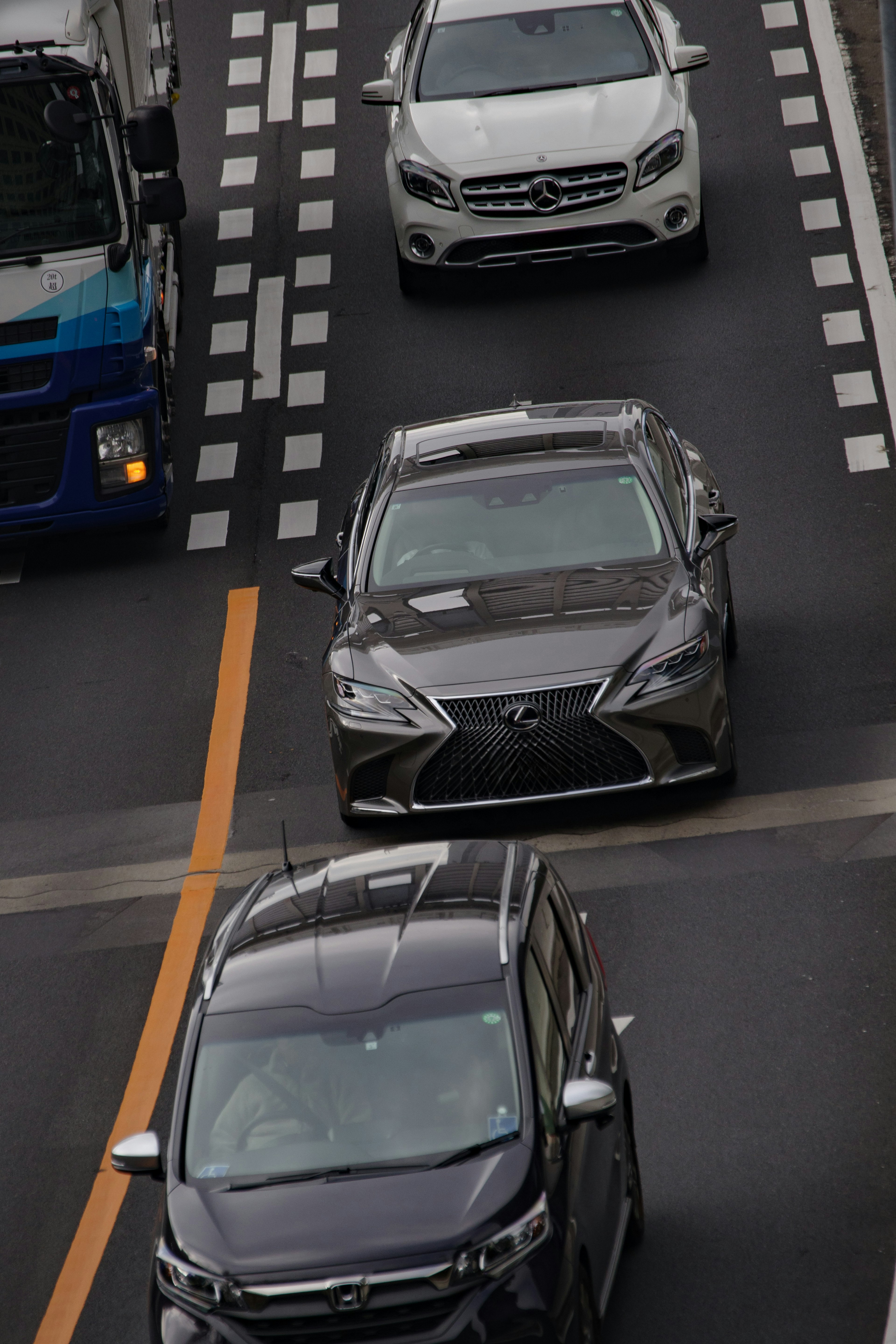 城市道路上的一組車輛和可見的交通流