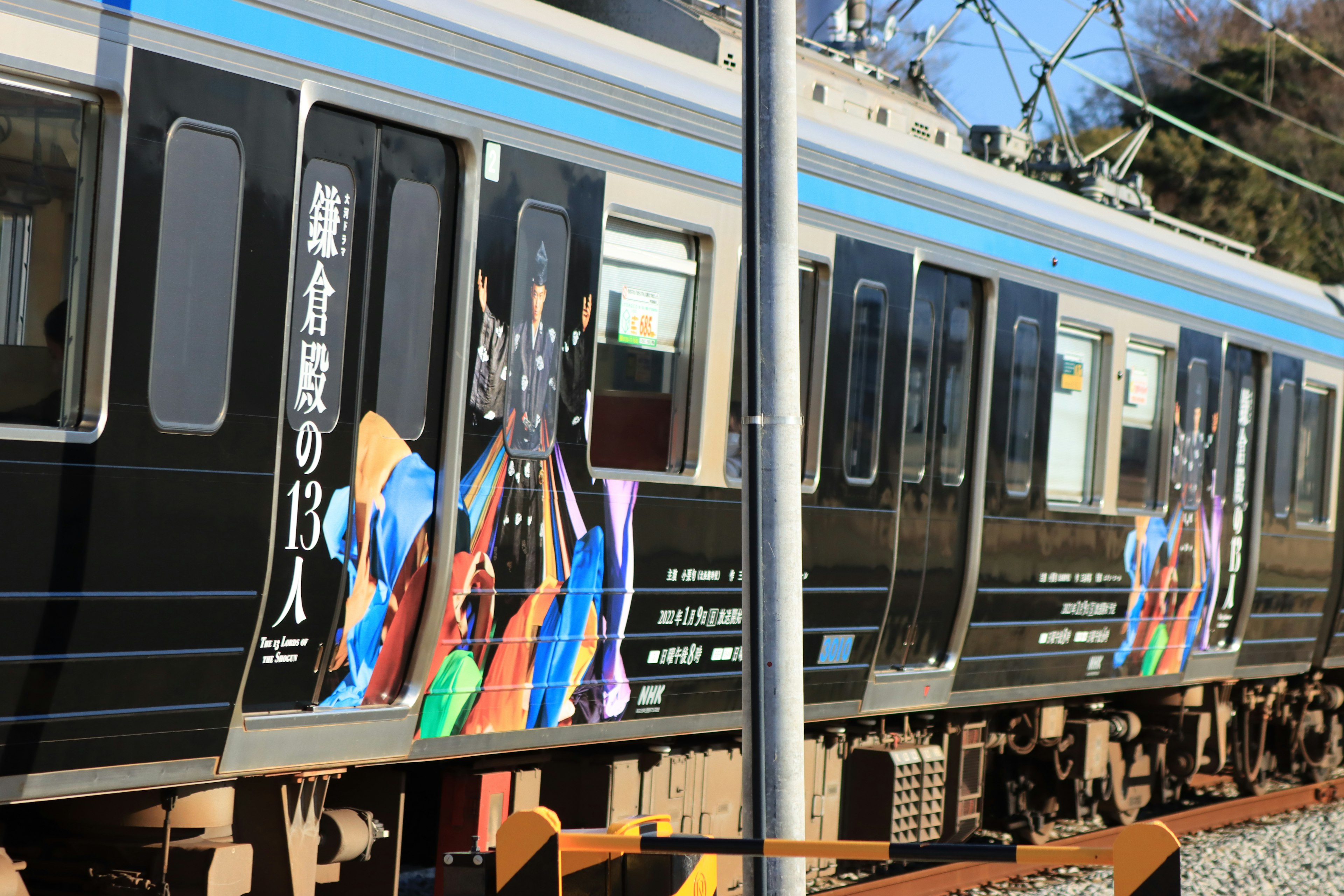 特別な広告が施された電車の側面が見える