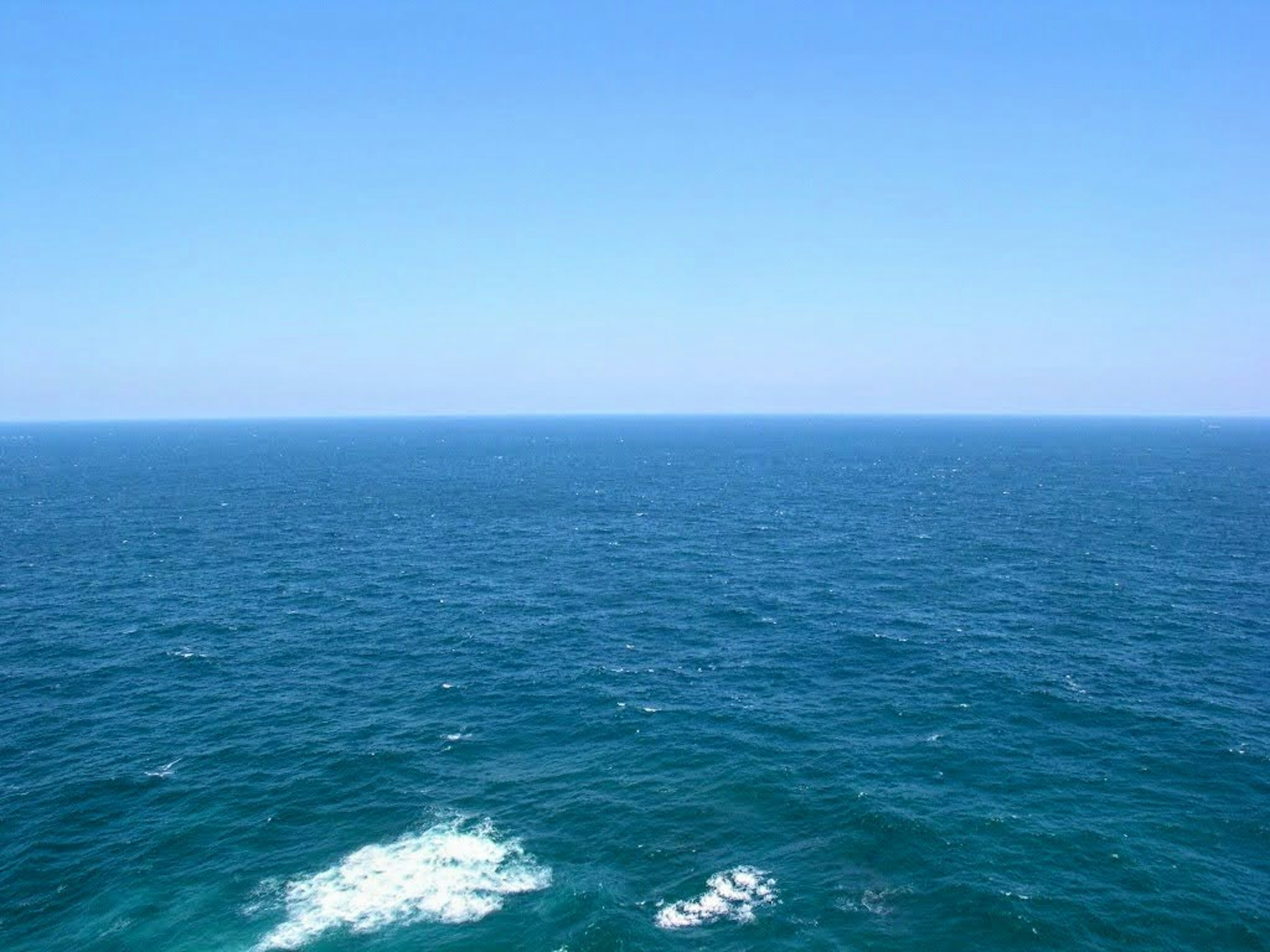 青い海と青い空が広がる風景