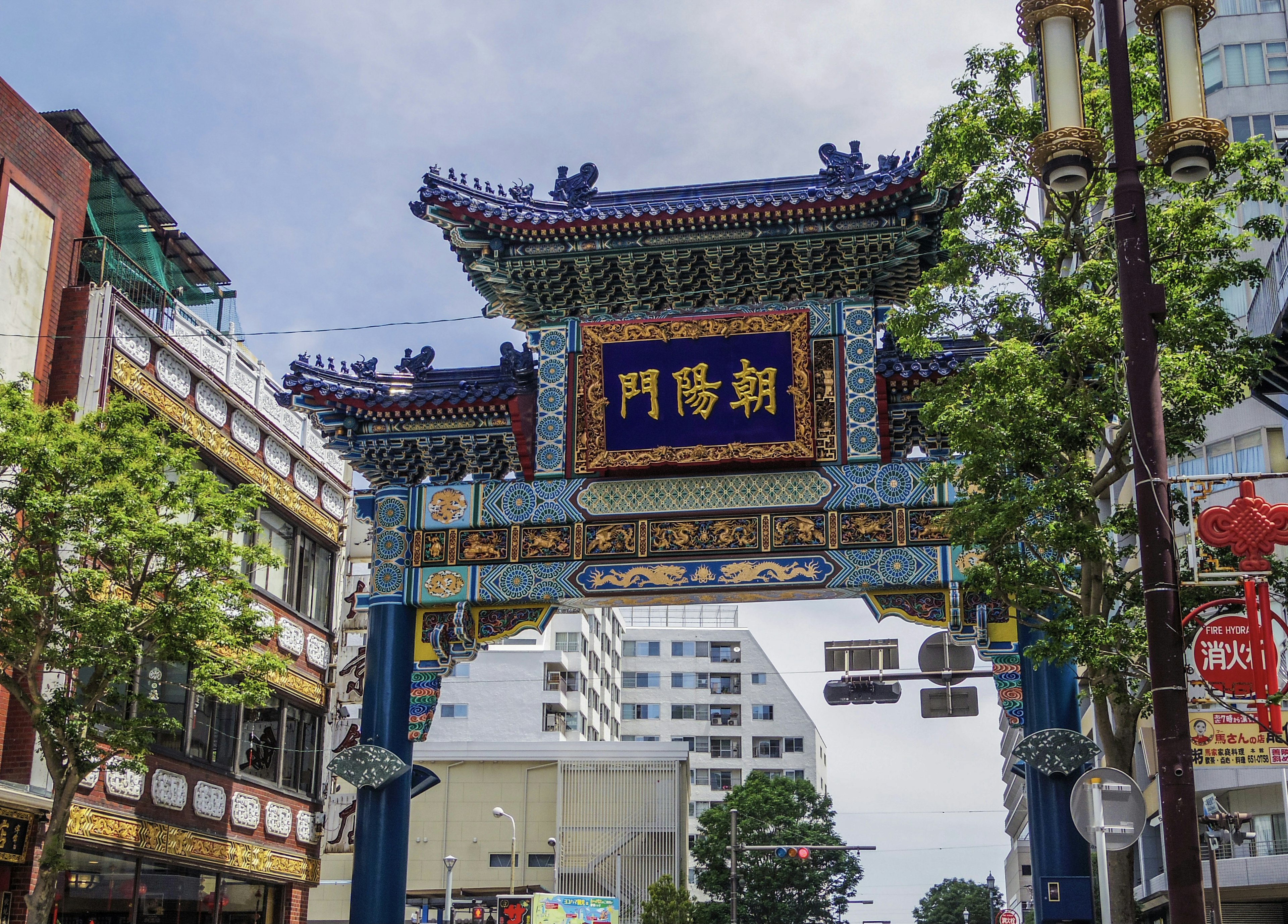 Puerta de Chinatown en Yokohama con edificios circundantes