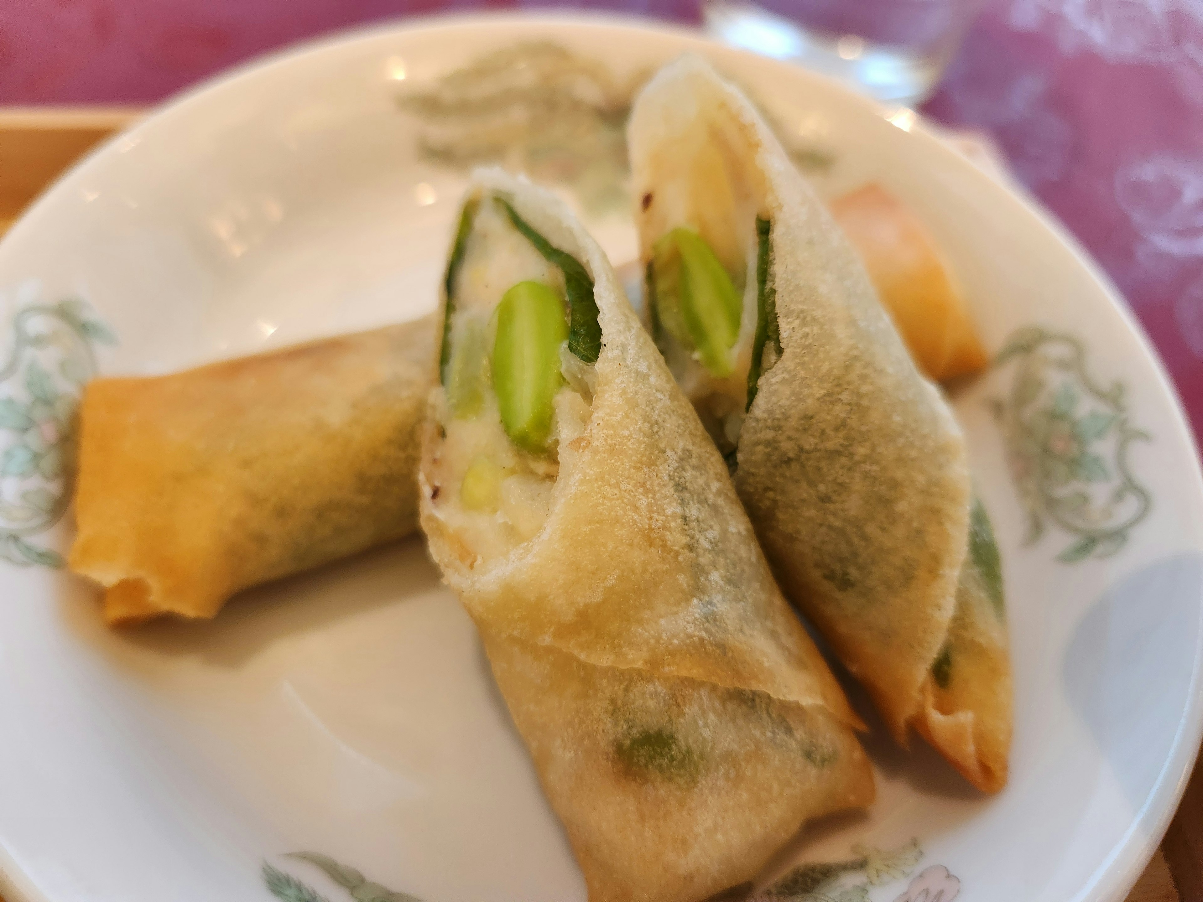 Imagen de rollos de primavera en un plato con relleno visible