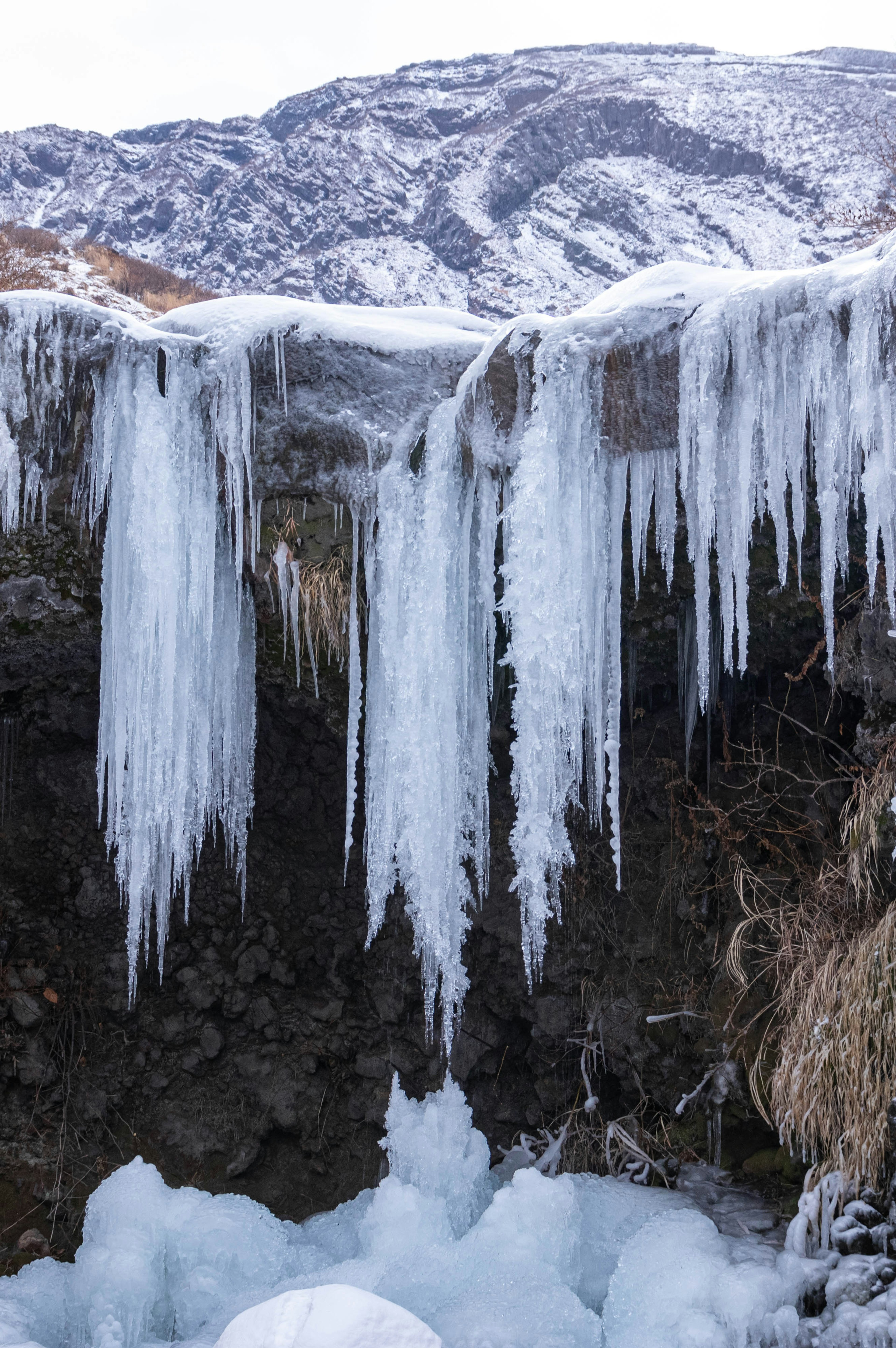 Cảnh mùa đông với những icicles treo từ vách đá