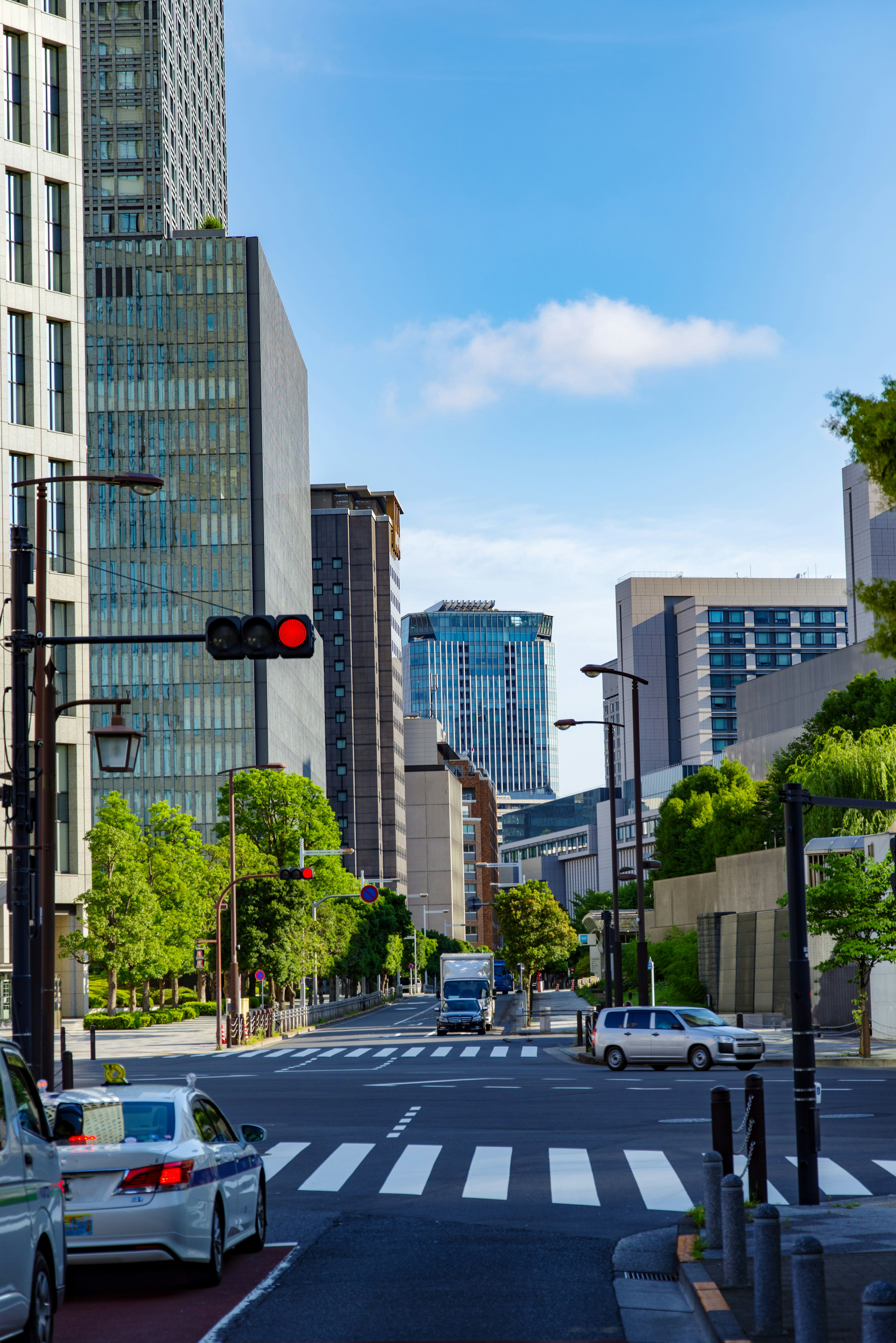 Moderne Stadtlandschaft unter einem blauen Himmel mit einer Straße und einem Zebrastreifen