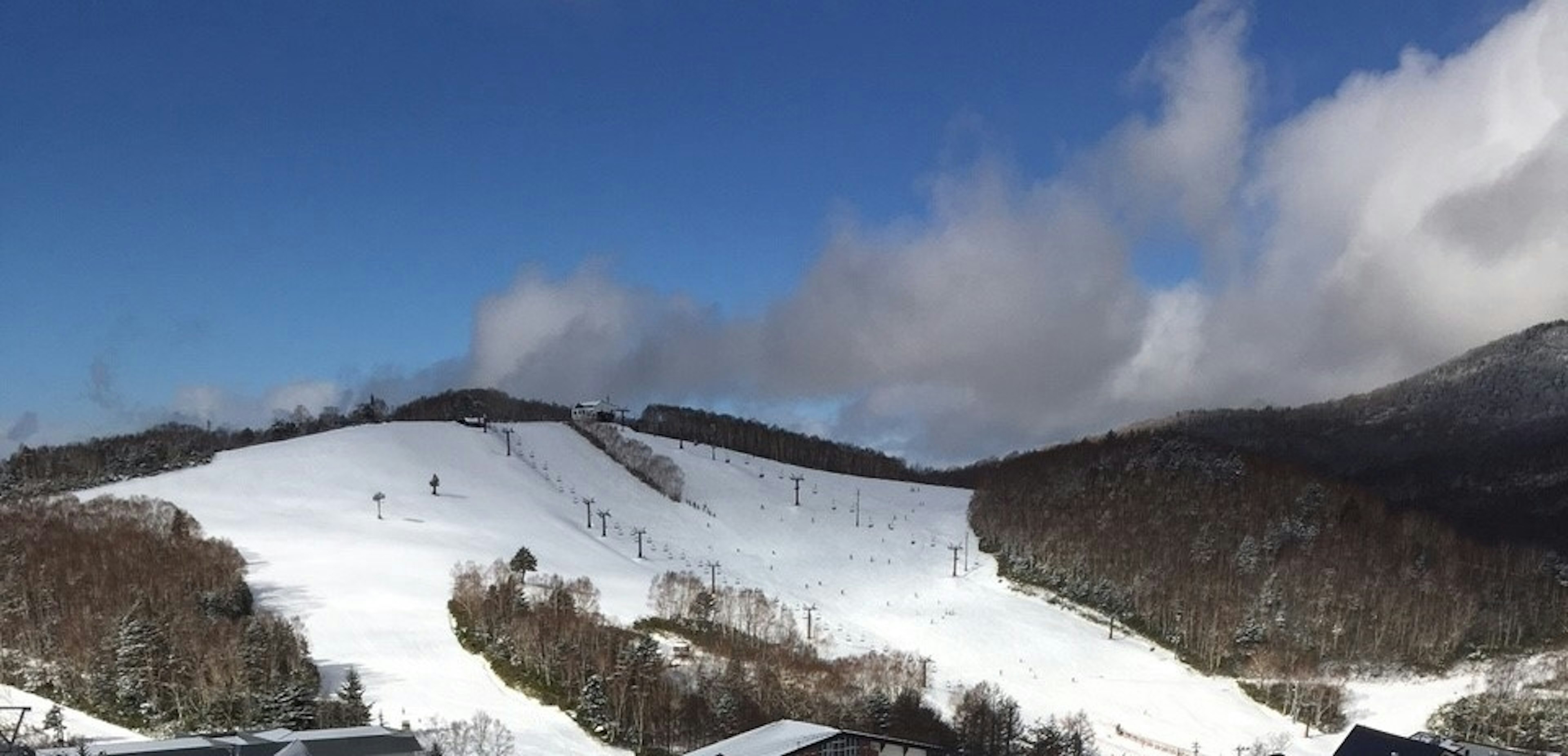 被雪覆盖的山脉与蓝天的风景