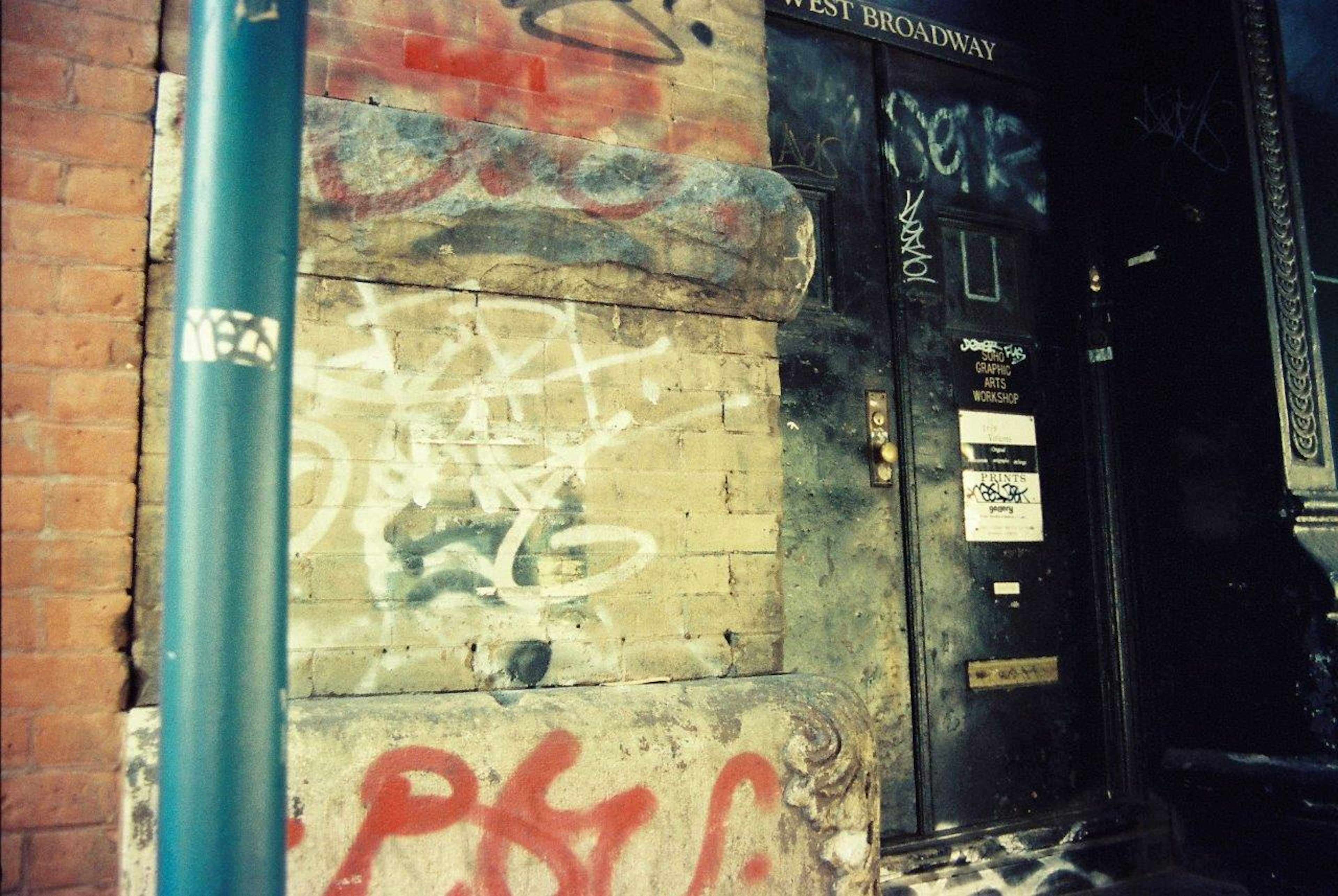 Un mur d'un vieux bâtiment couvert de graffiti colorés et de tags