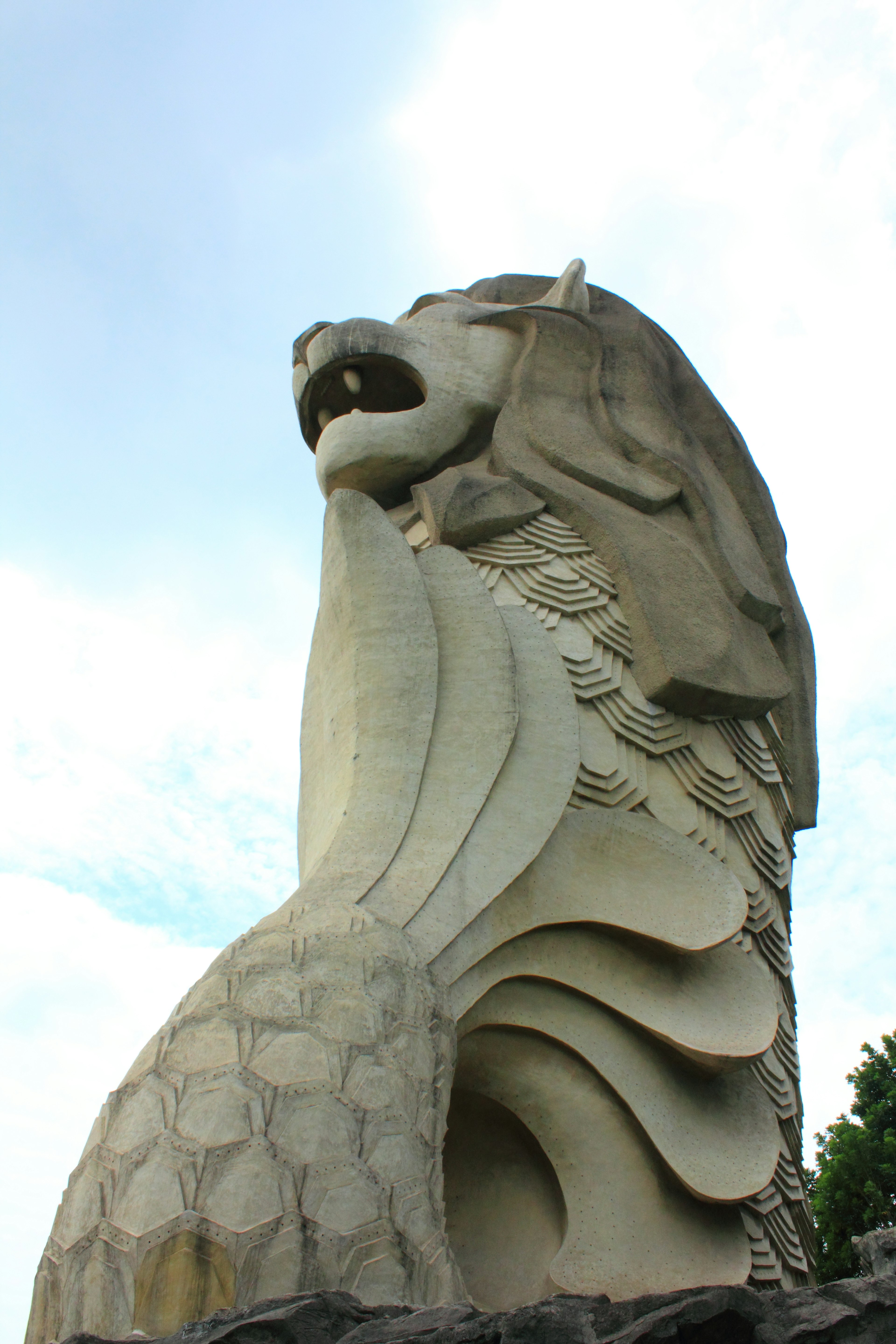 Vista lateral de la estatua del Merlion en Singapur mostrando su forma majestuosa y diseño único