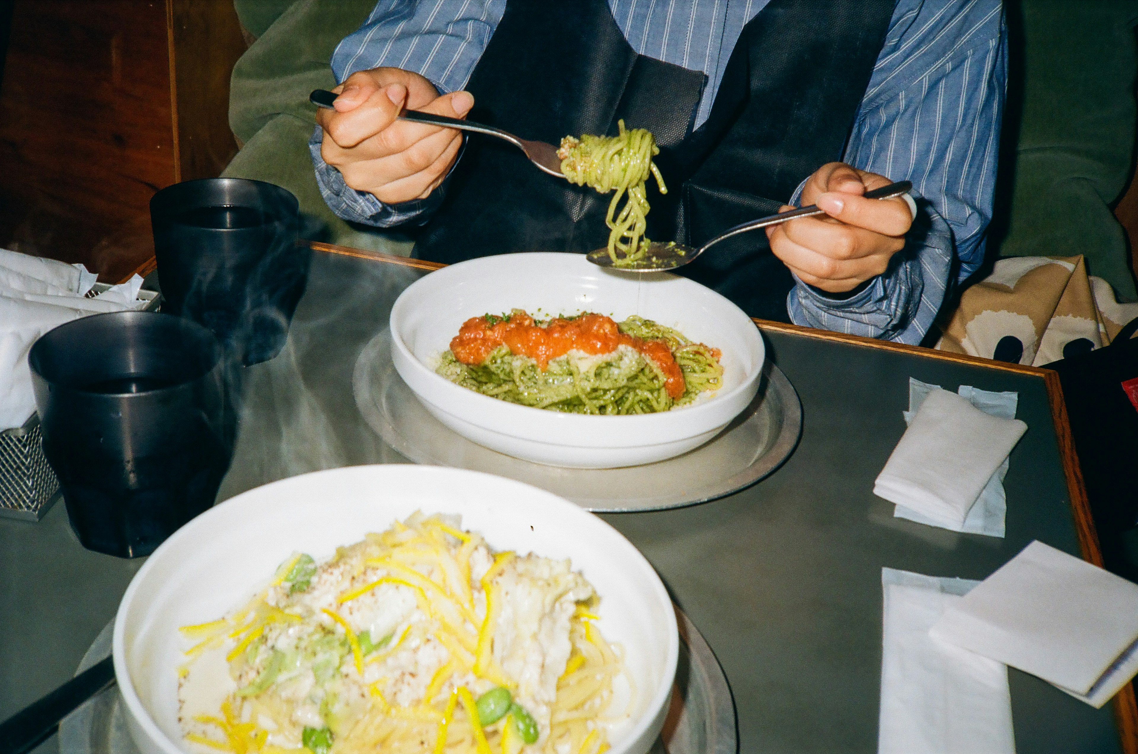 食事中の人物がスパゲッティを食べている