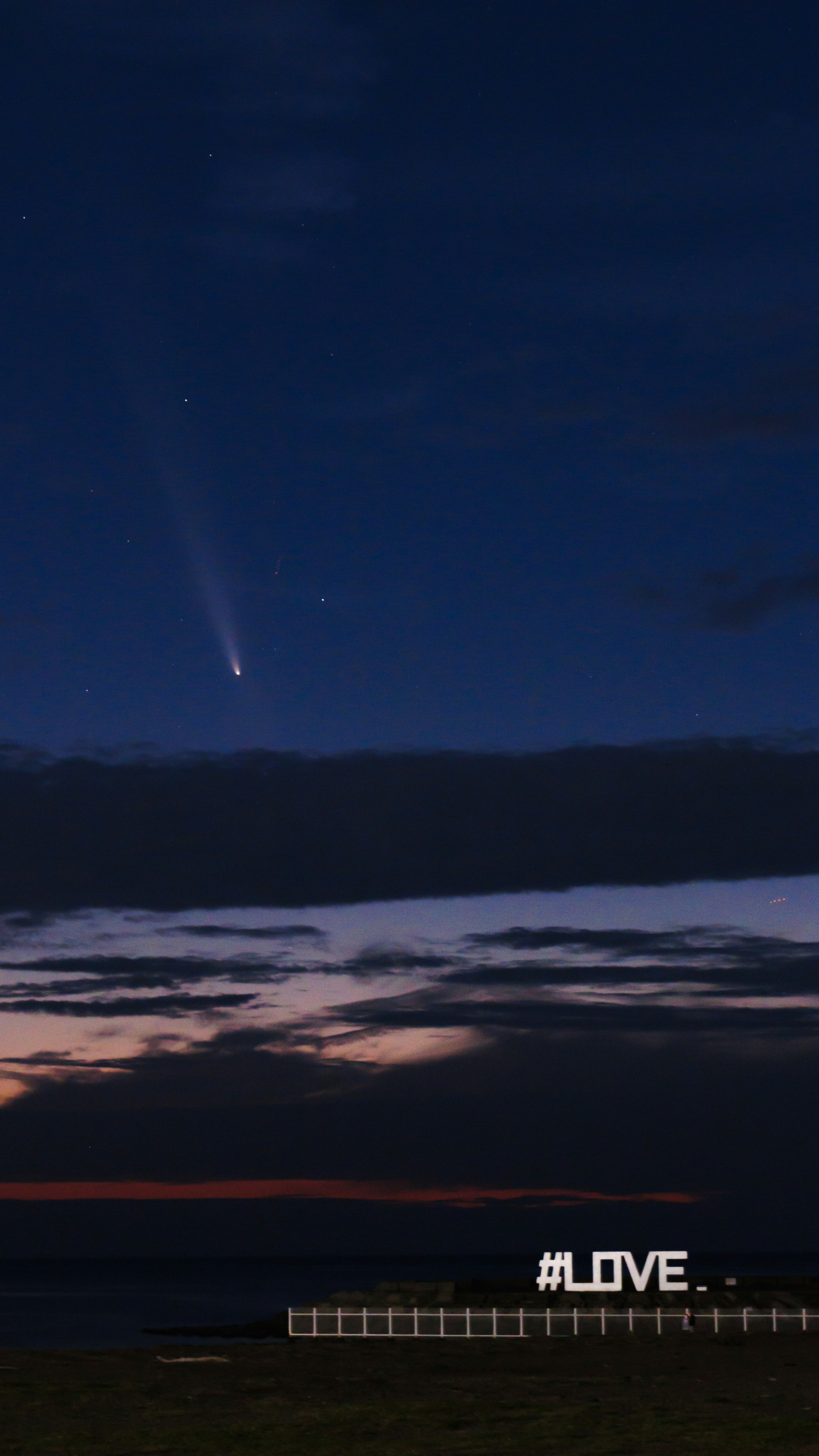 夜空中彗星和星星的美丽景观