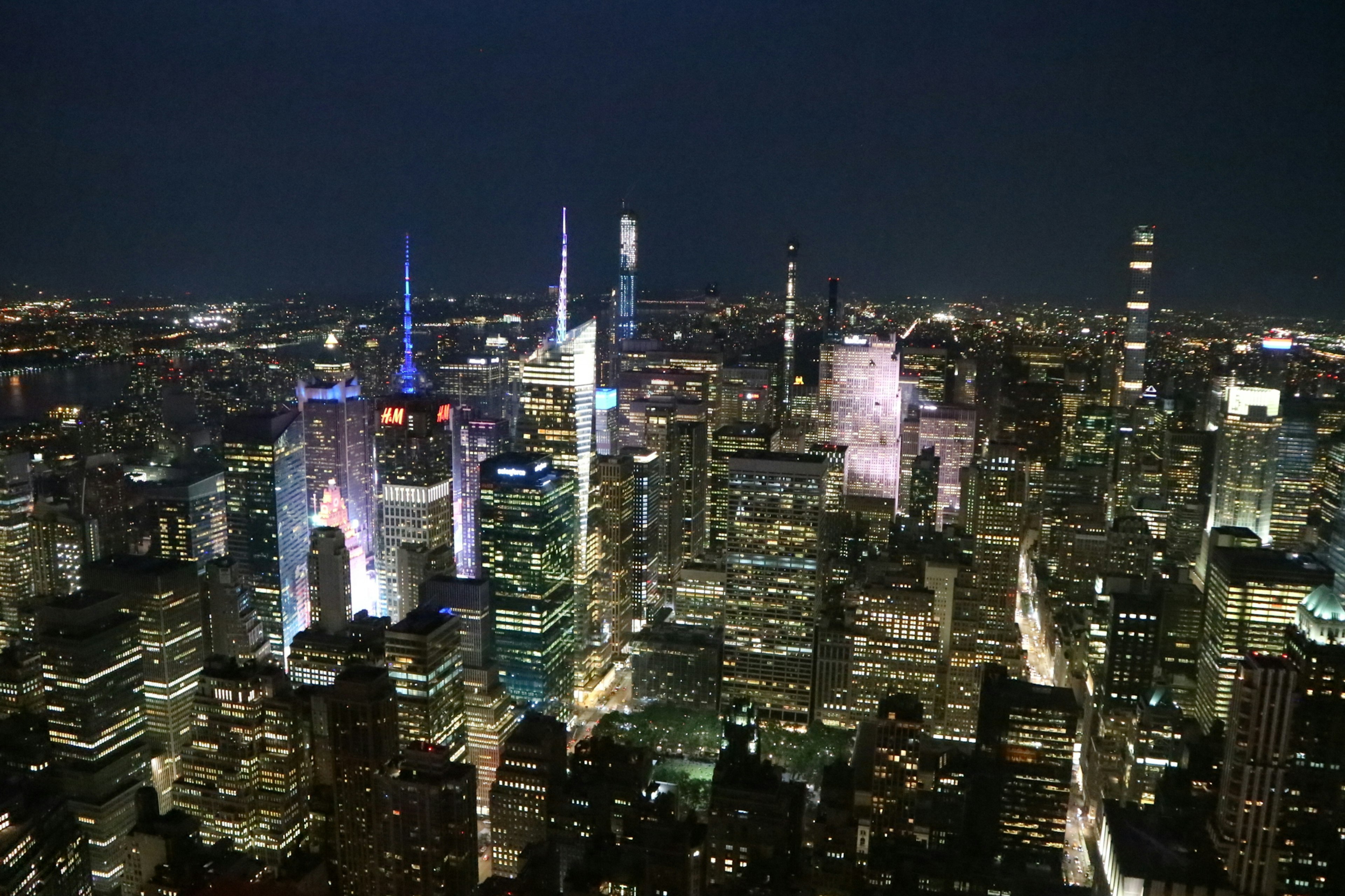 Pemandangan menakjubkan gedung pencakar langit New York di malam hari