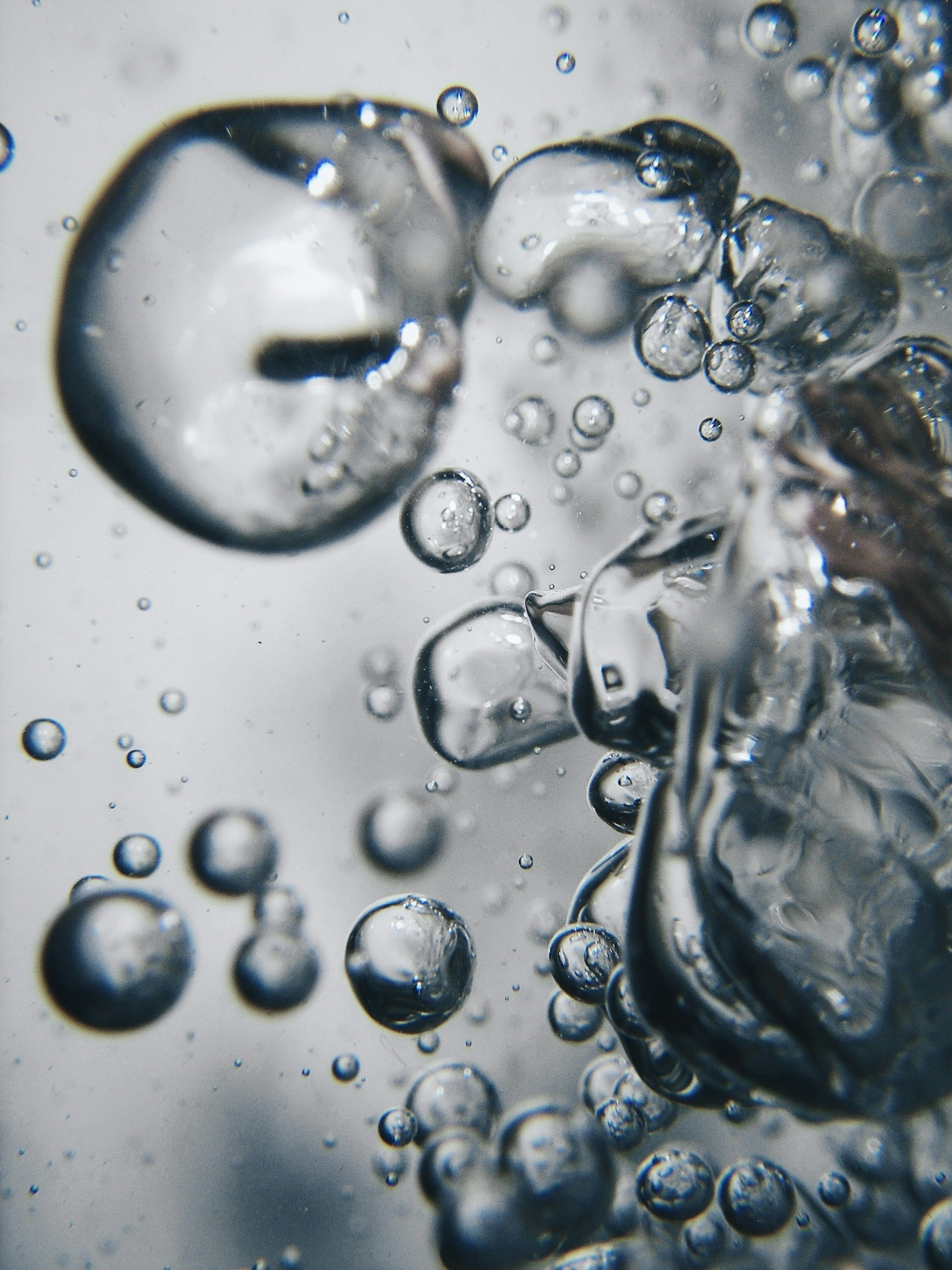 Image magnifique de bulles remontant dans l'eau