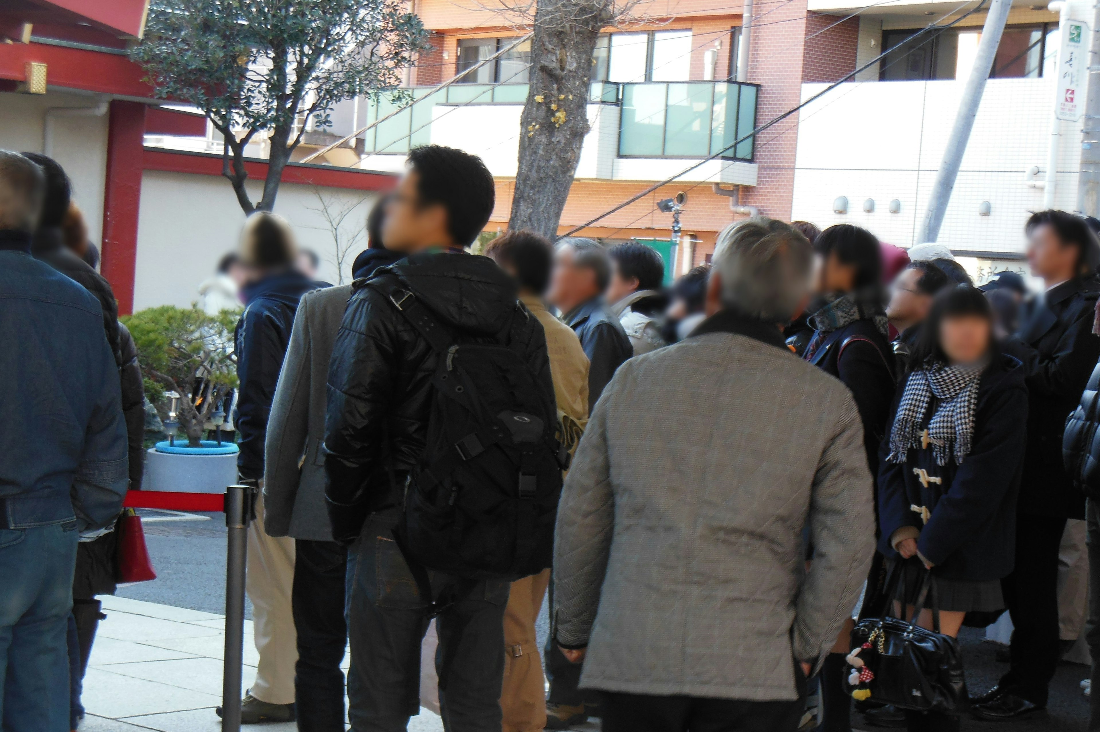 Foule de personnes rassemblées dans la rue vêtues de tenues décontractées et professionnelles ambiance animée