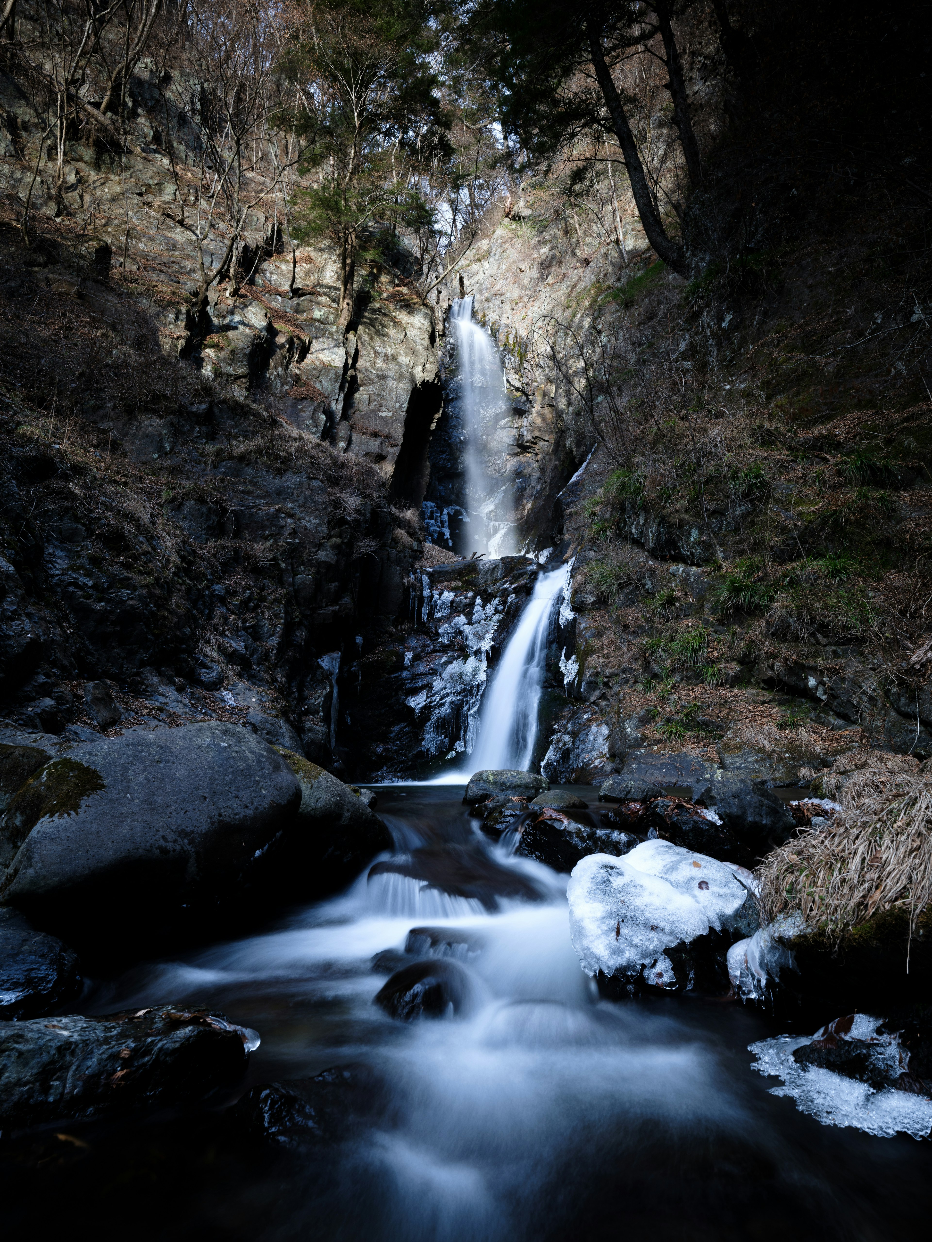 Una cascada suave que fluye a través de un paisaje montañoso