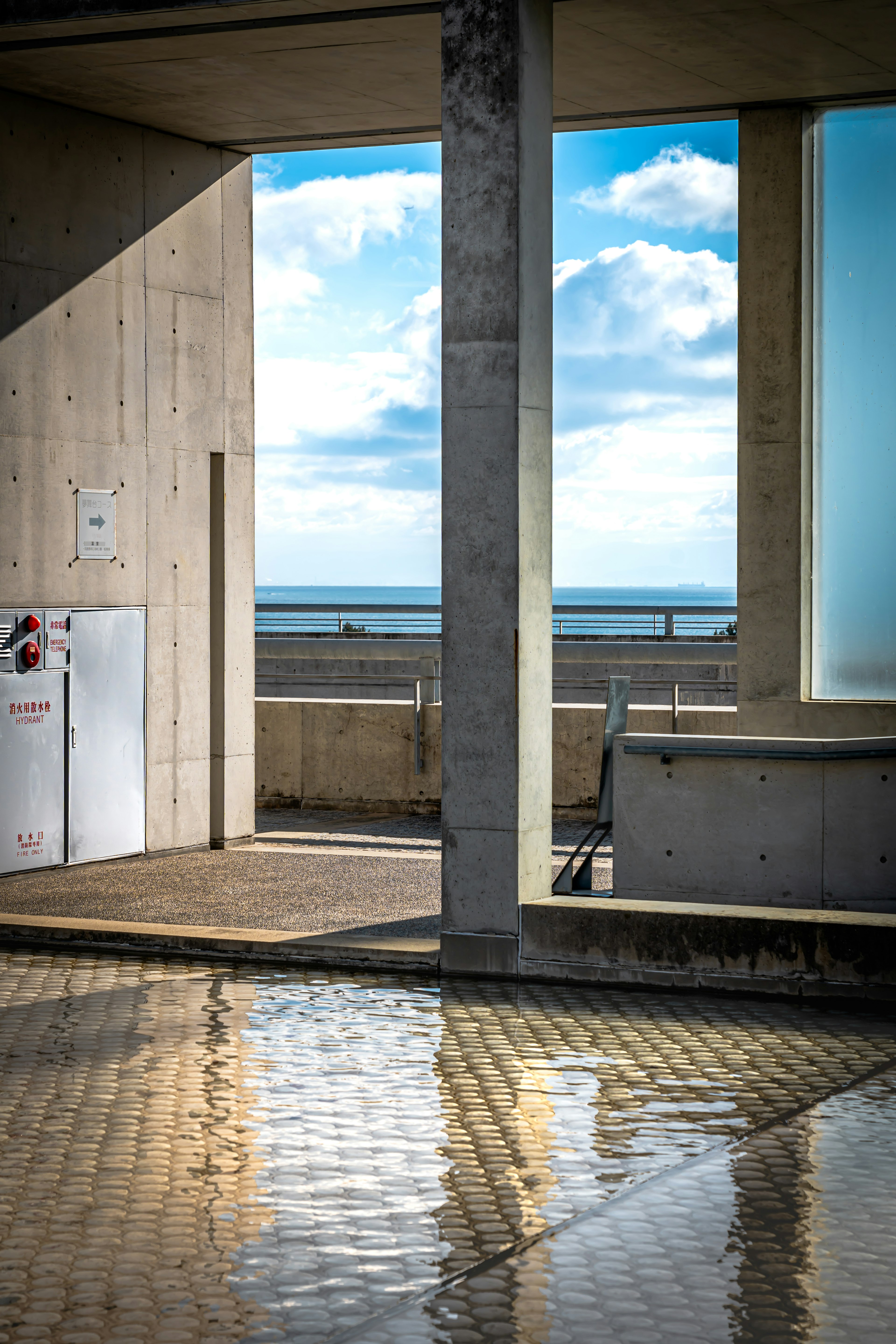 Contraste entre l'intérieur d'une structure en béton et la vue sur l'océan