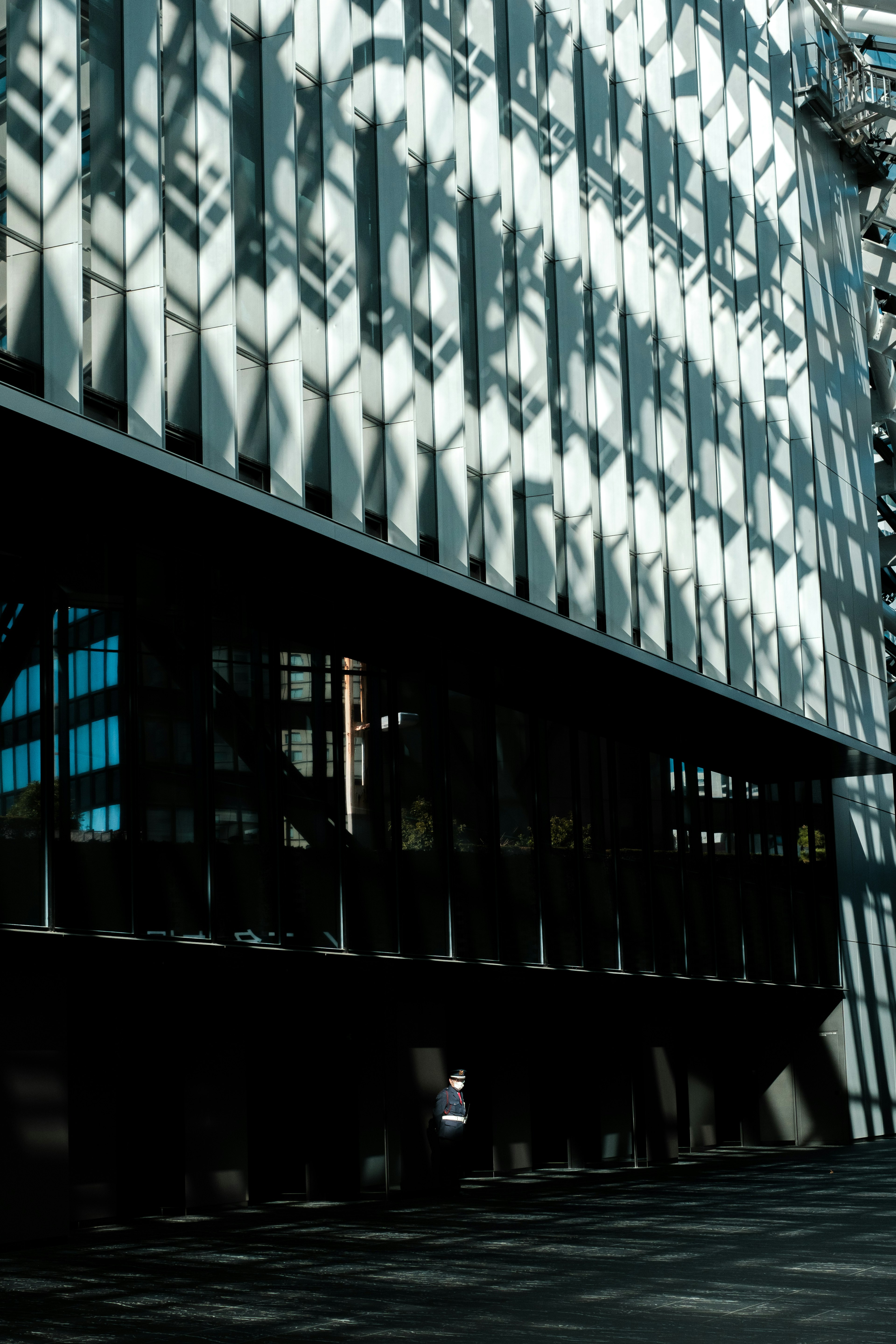 Bellissimi motivi di luce e ombra sul lato di un edificio