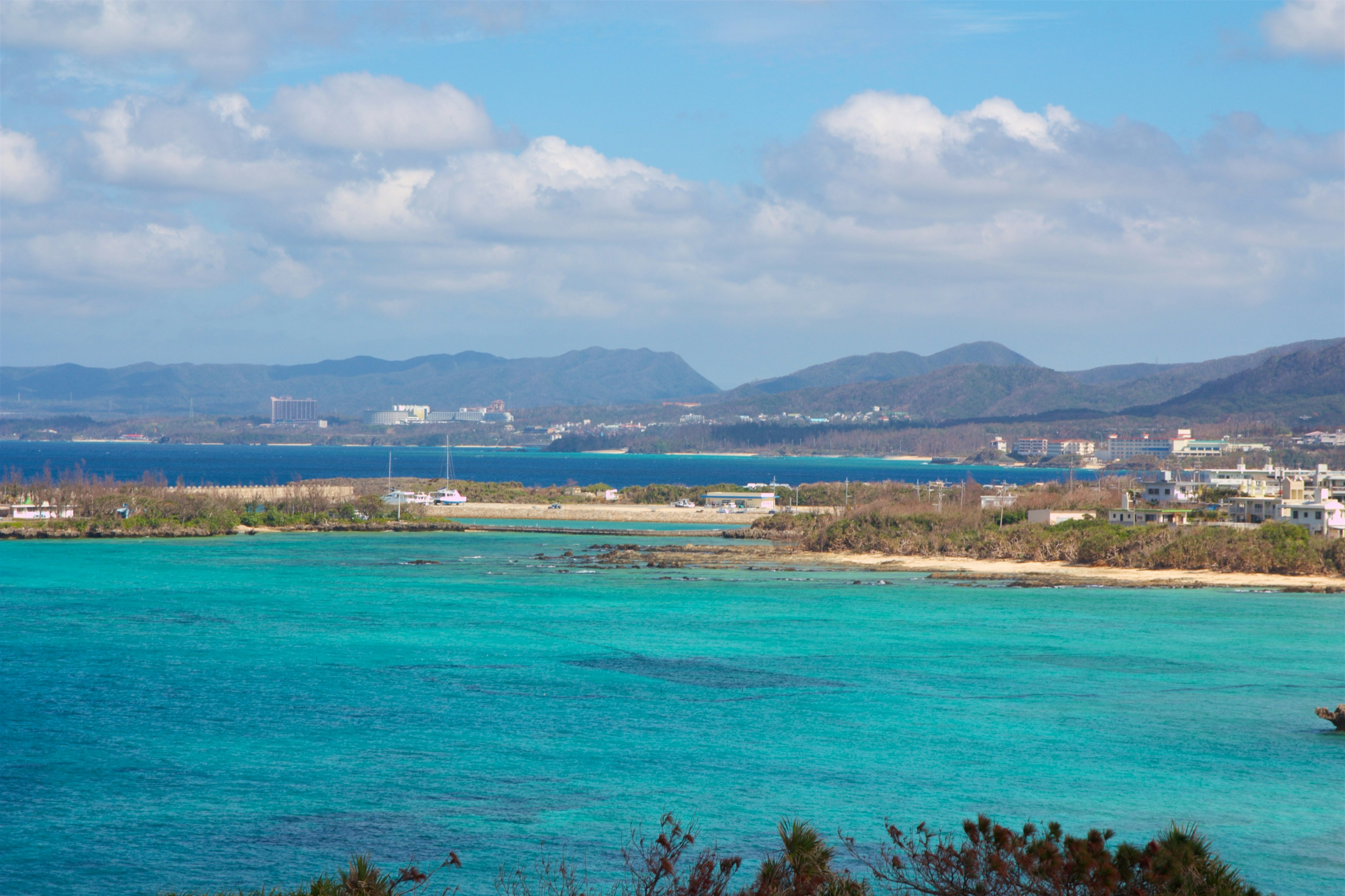 Belle vue des eaux turquoise et du ciel avec la côte et les montagnes d'Okinawa