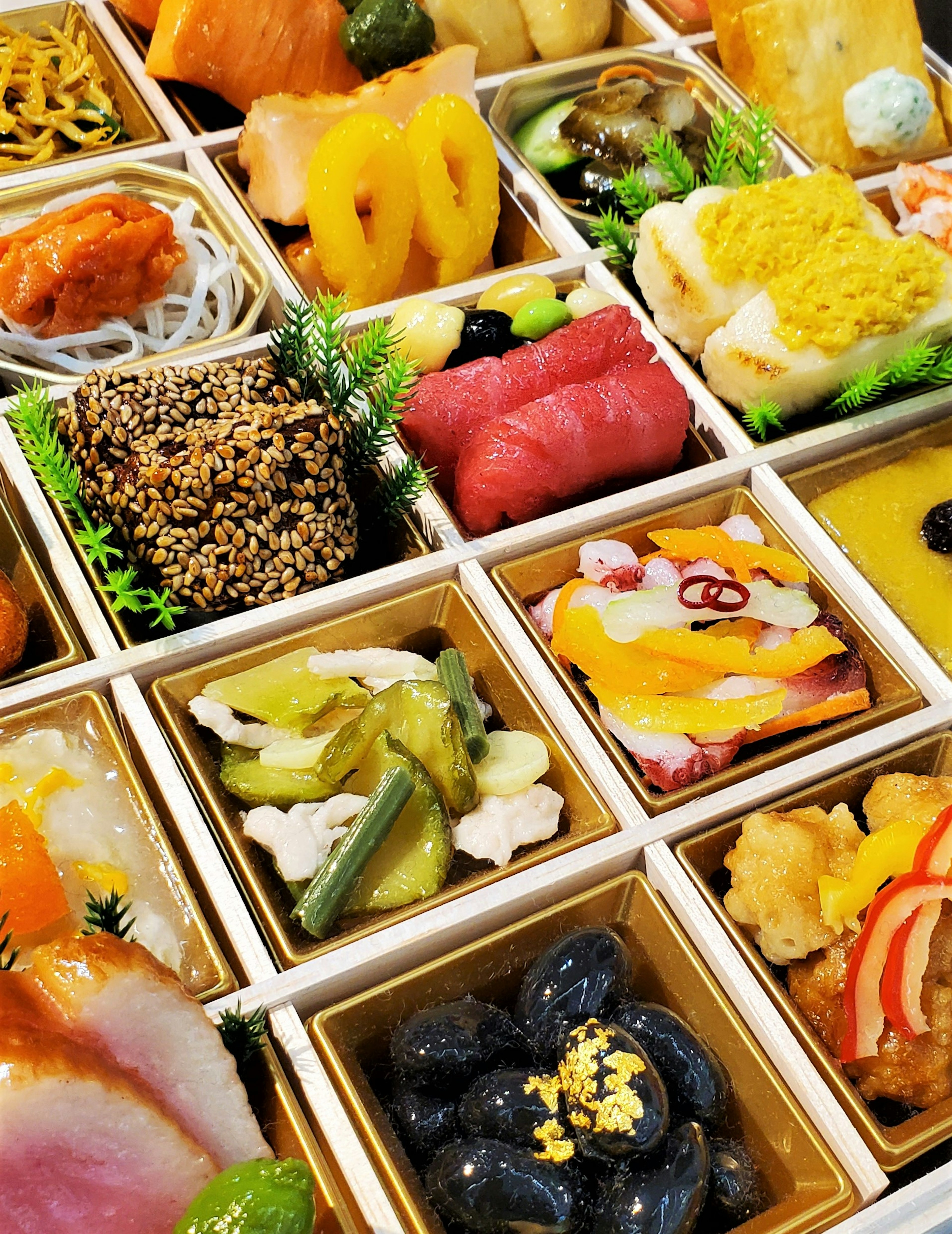 Un colorido surtido de cocina japonesa en una caja bento