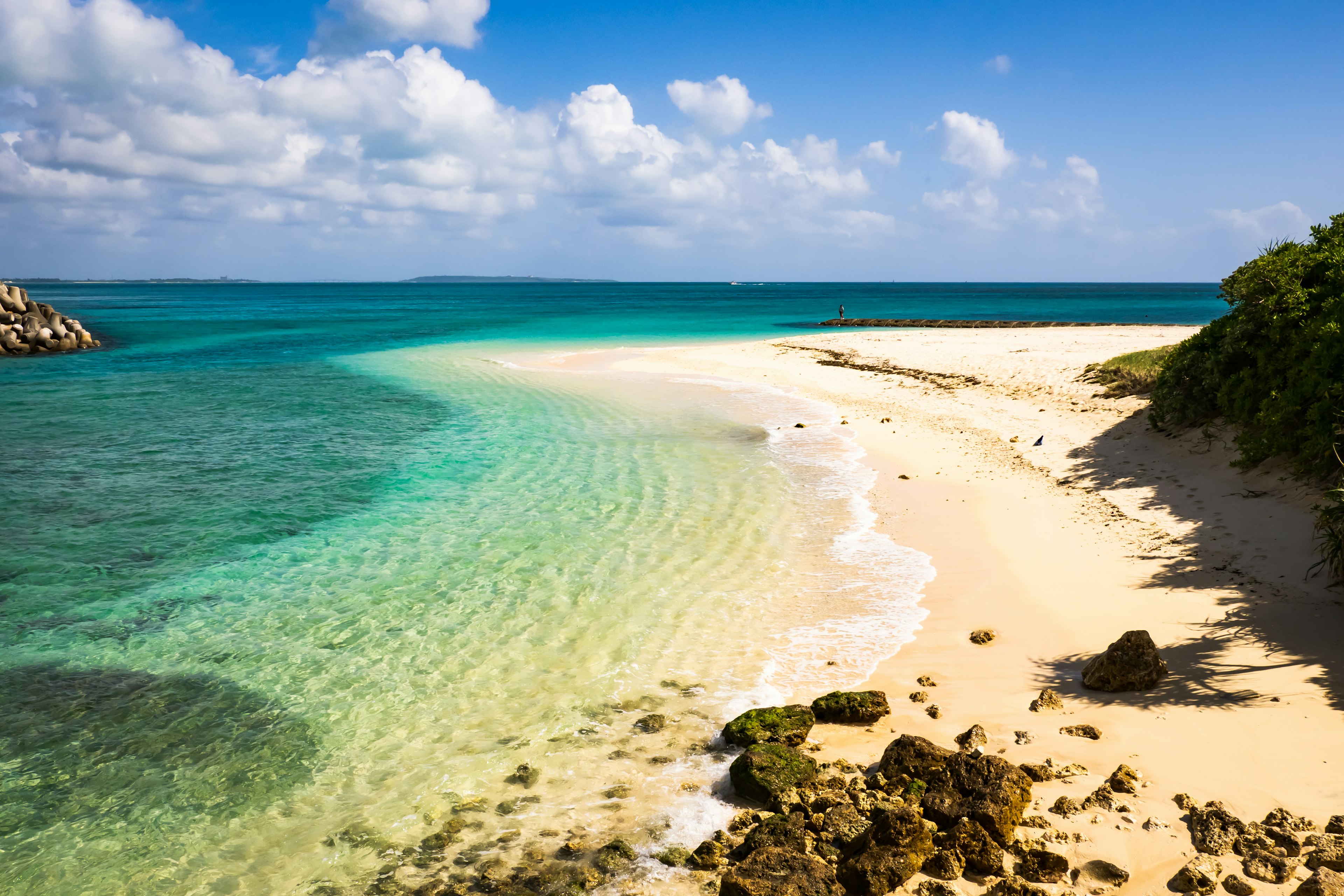 Vue panoramique d'une belle plage avec des eaux turquoise