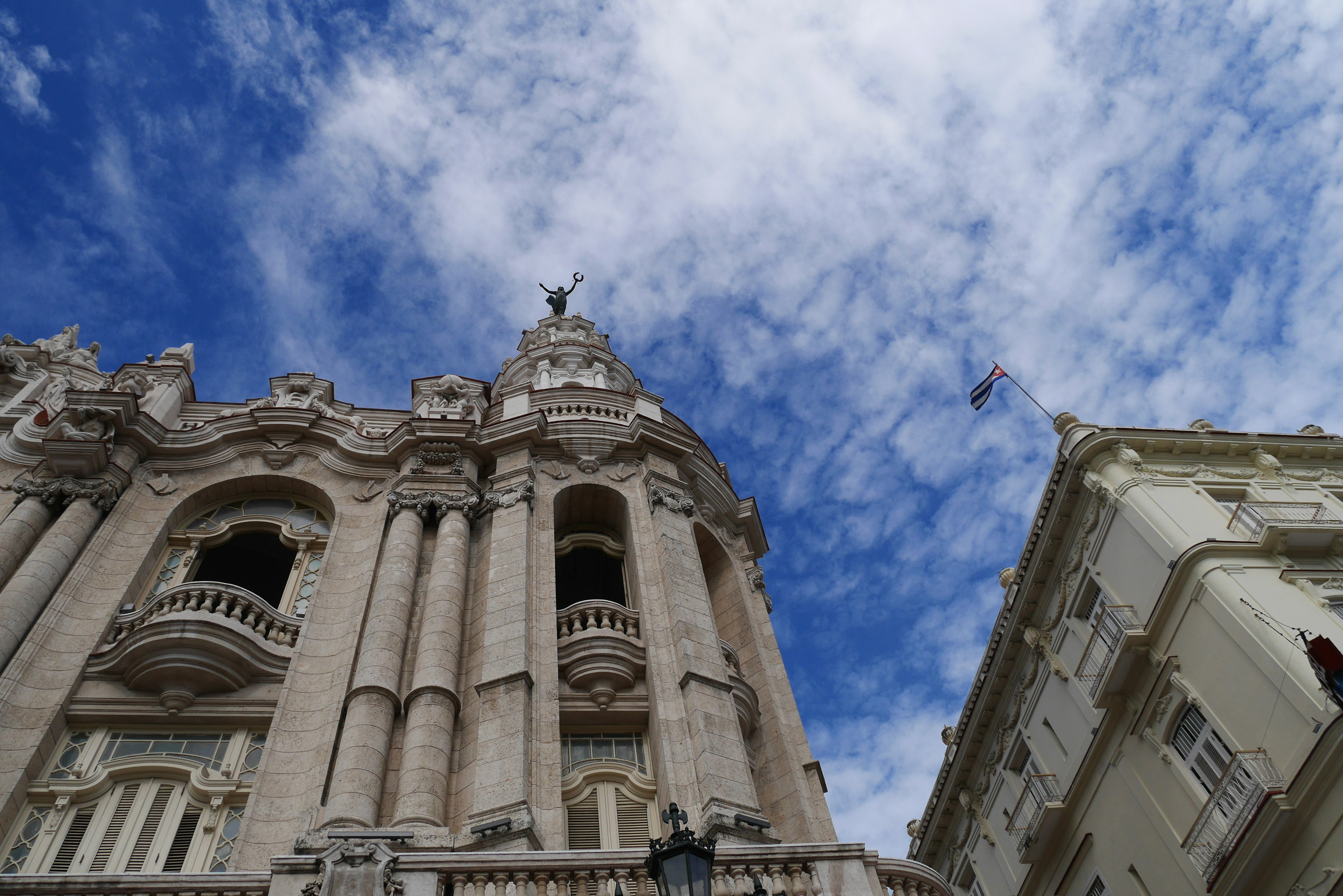 Eine beeindruckende architektonische Ansicht mit kunstvollen Details und einem hellblauen Himmel