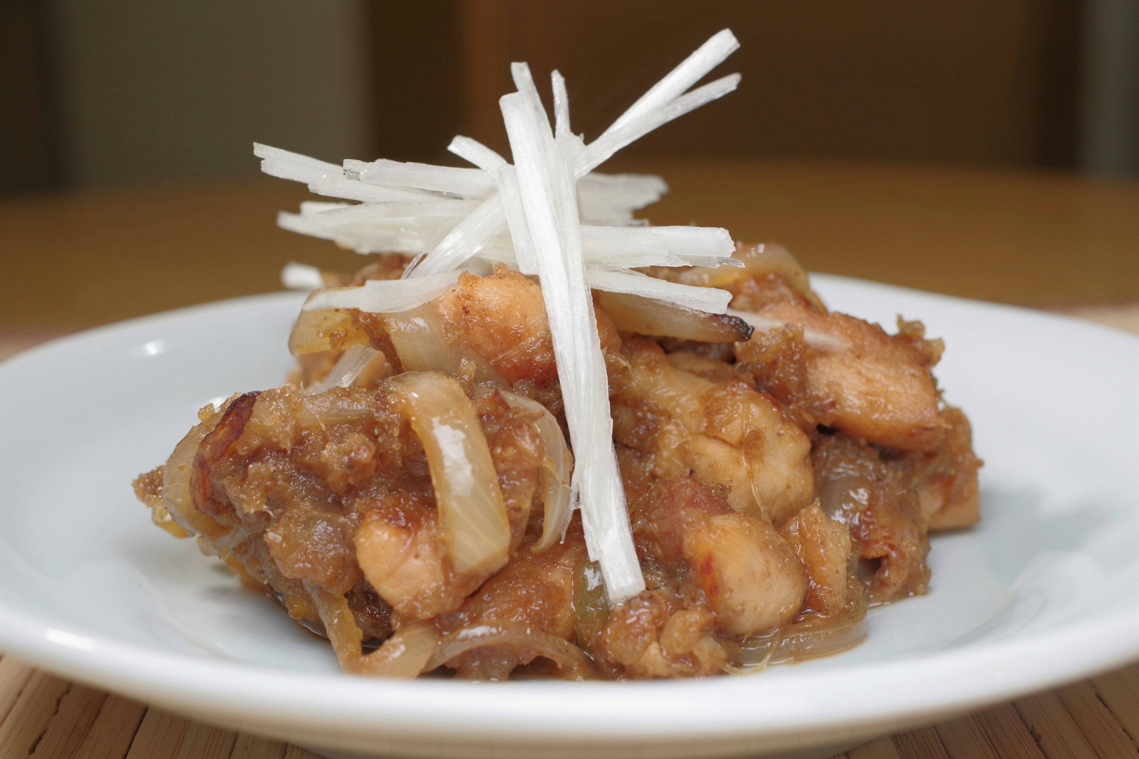 Piatto di pollo guarnito con ravanello bianco grattugiato