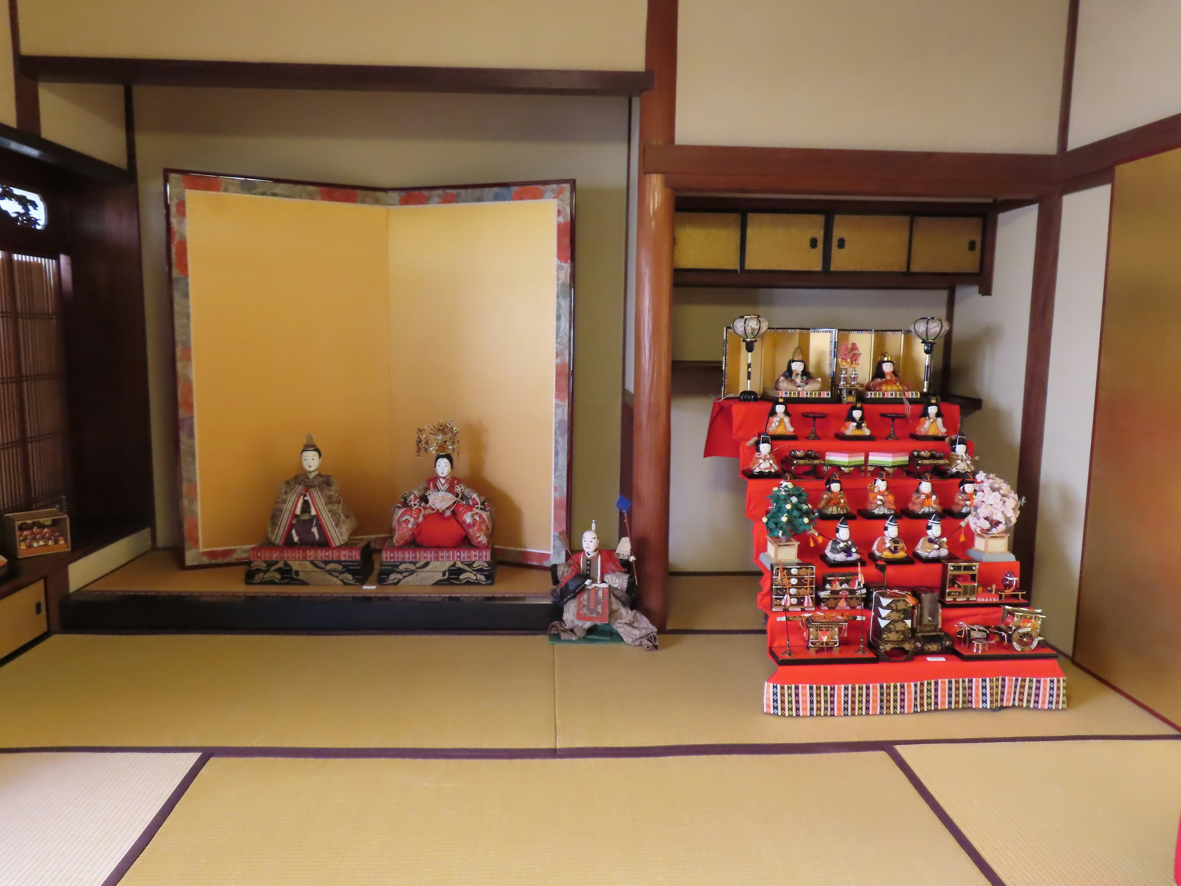 Innenraum eines traditionellen japanischen Zimmers, dekoriert für Hinamatsuri