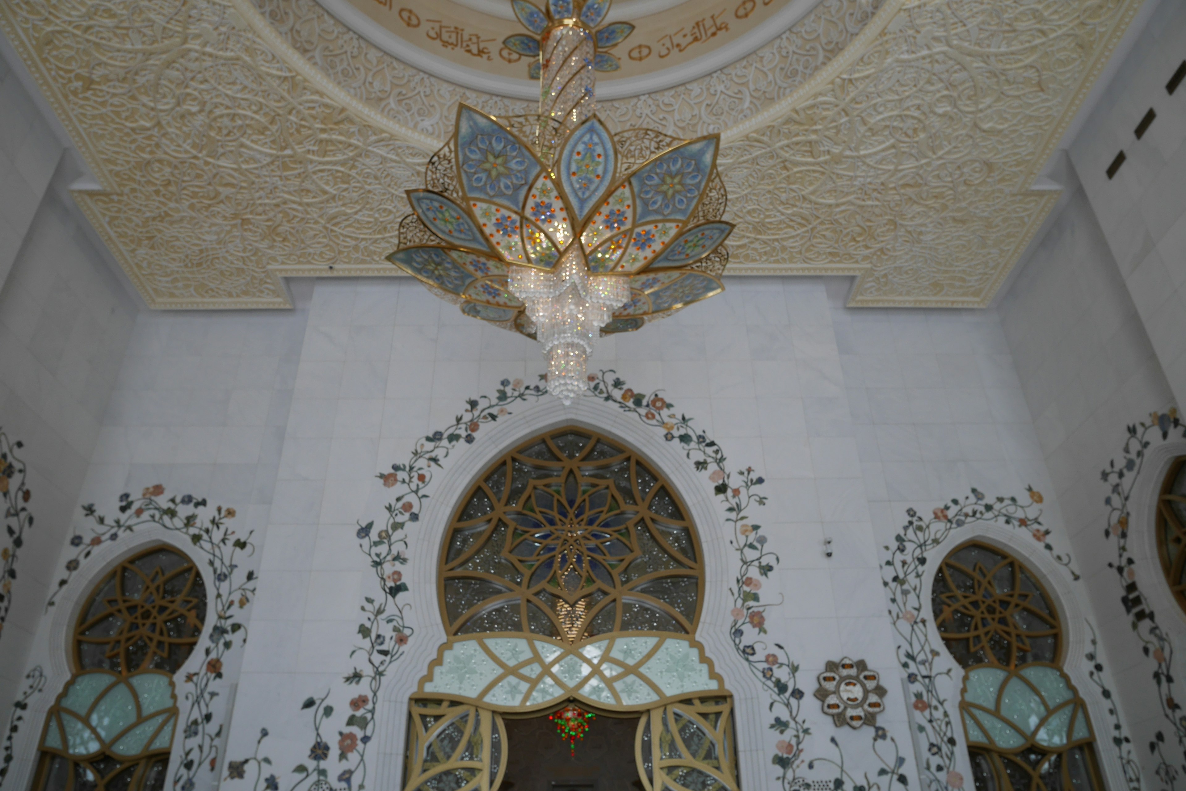 Interno di una bella moschea con decorazioni intricate e un grande lampadario