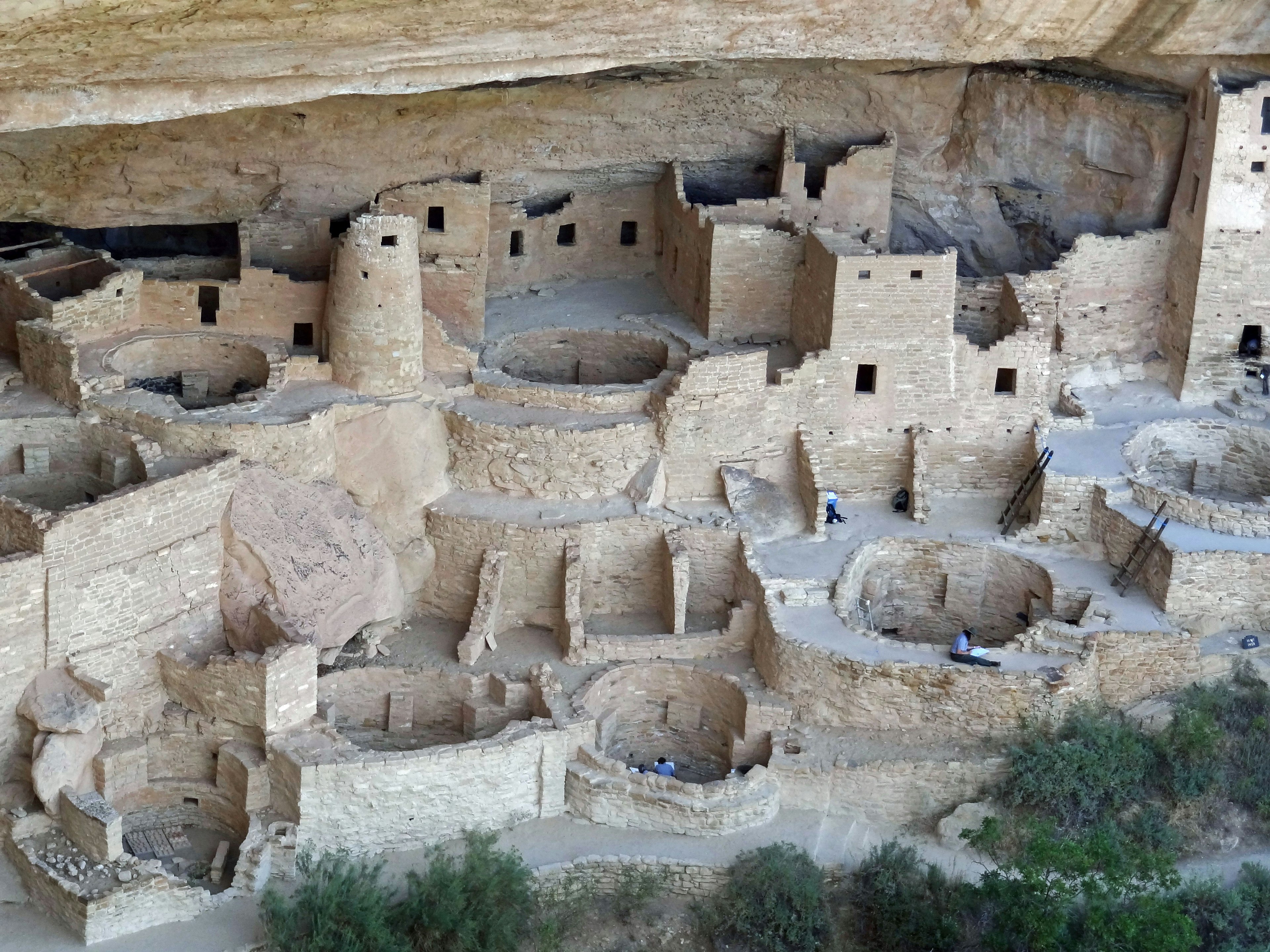 古代の崖の住居群であるメサヴェルデの遺跡の全景