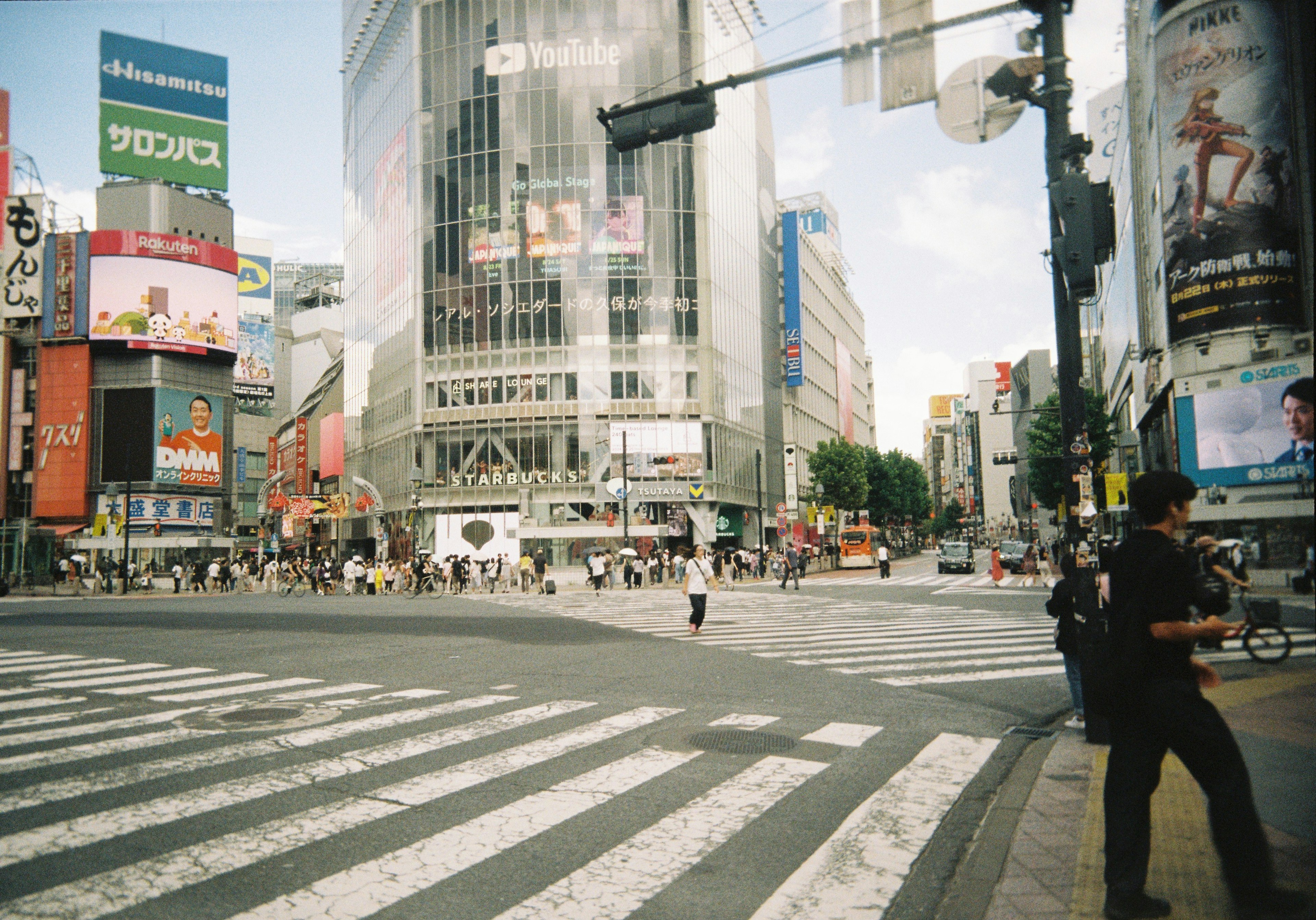 Shibuya-Kreuzung mit umliegenden Wolkenkratzern