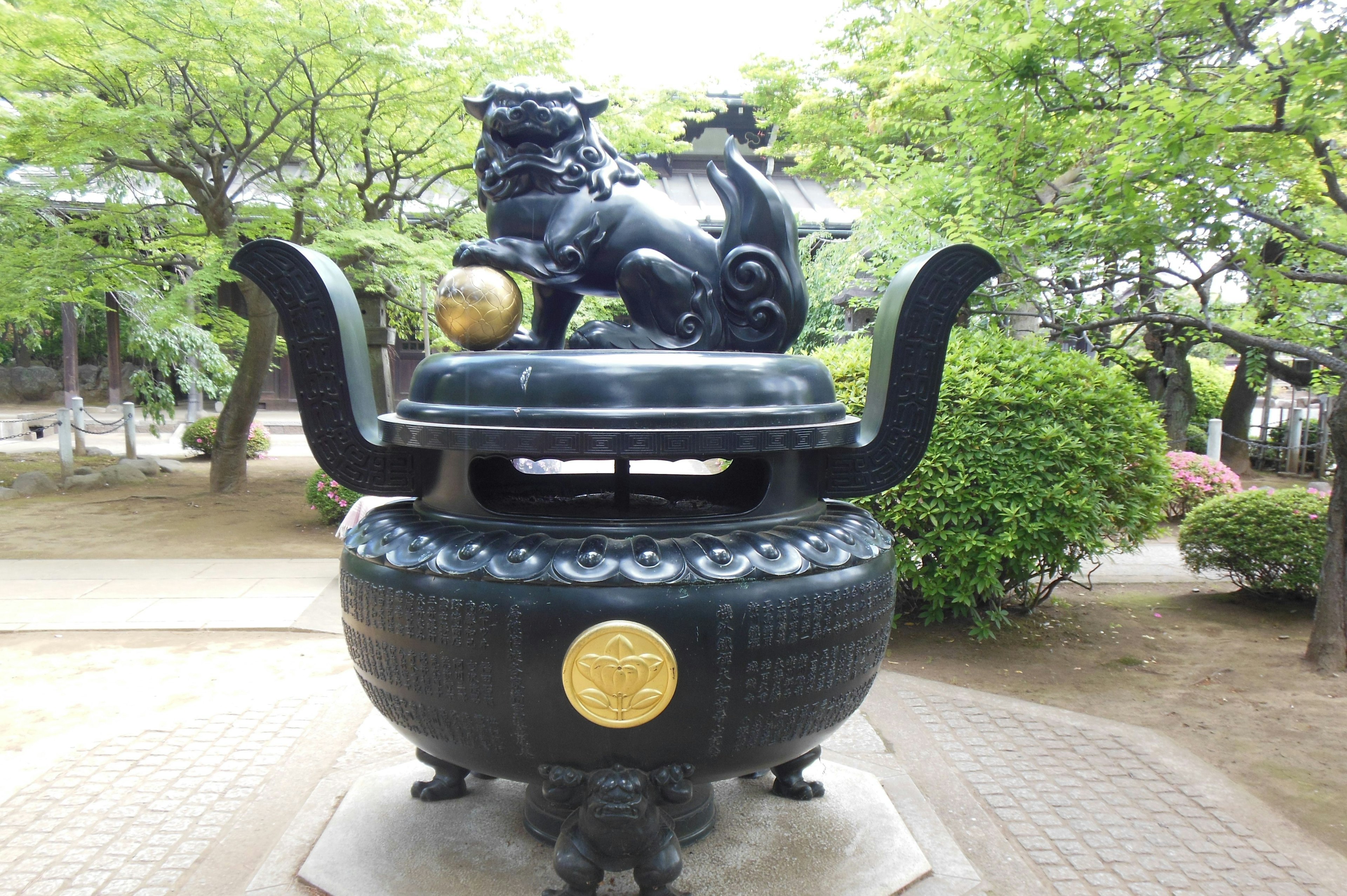 Un brûleur d'encens noir avec une sculpture de lion sur le dessus