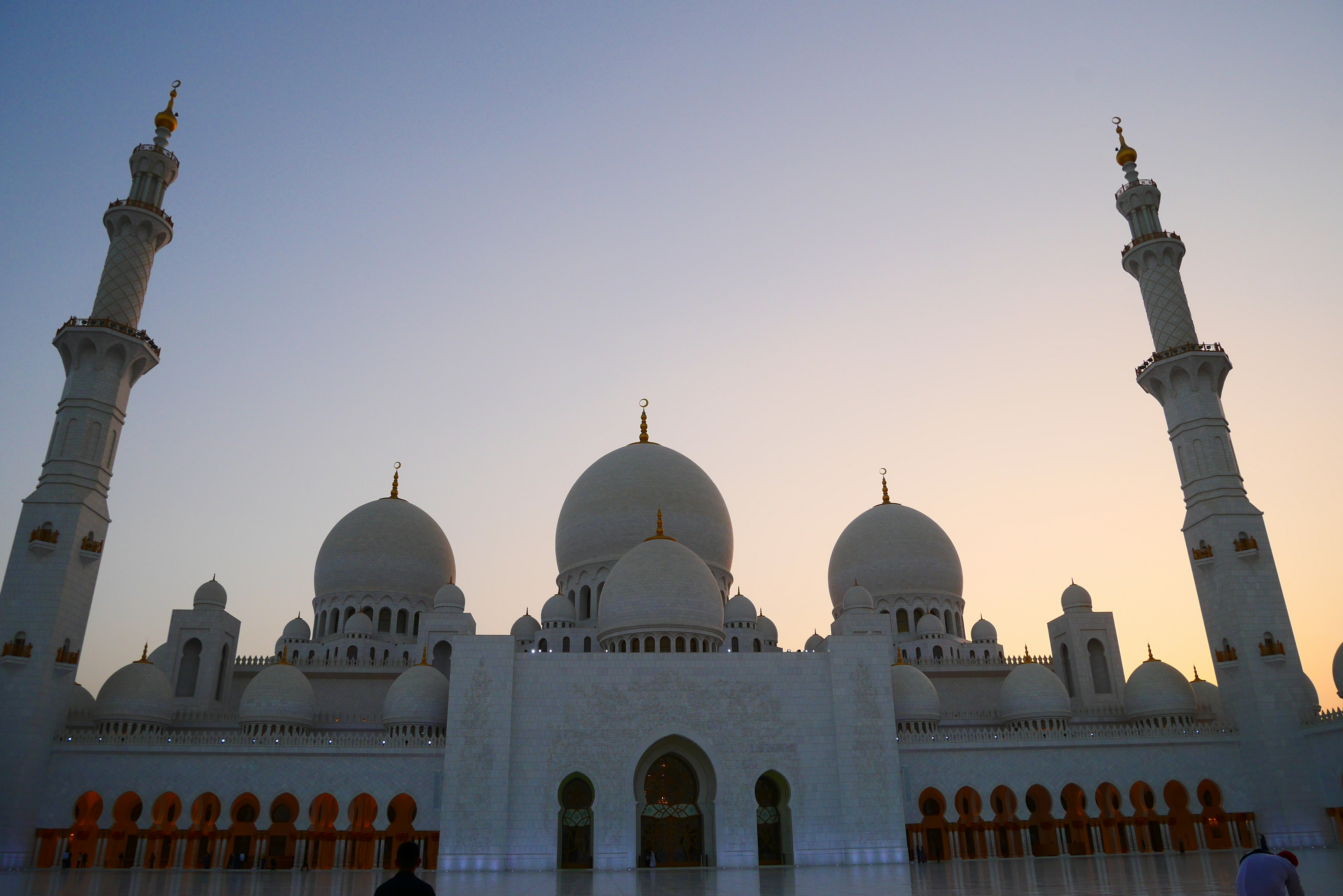 Silhouette d'une belle mosquée blanche au coucher du soleil