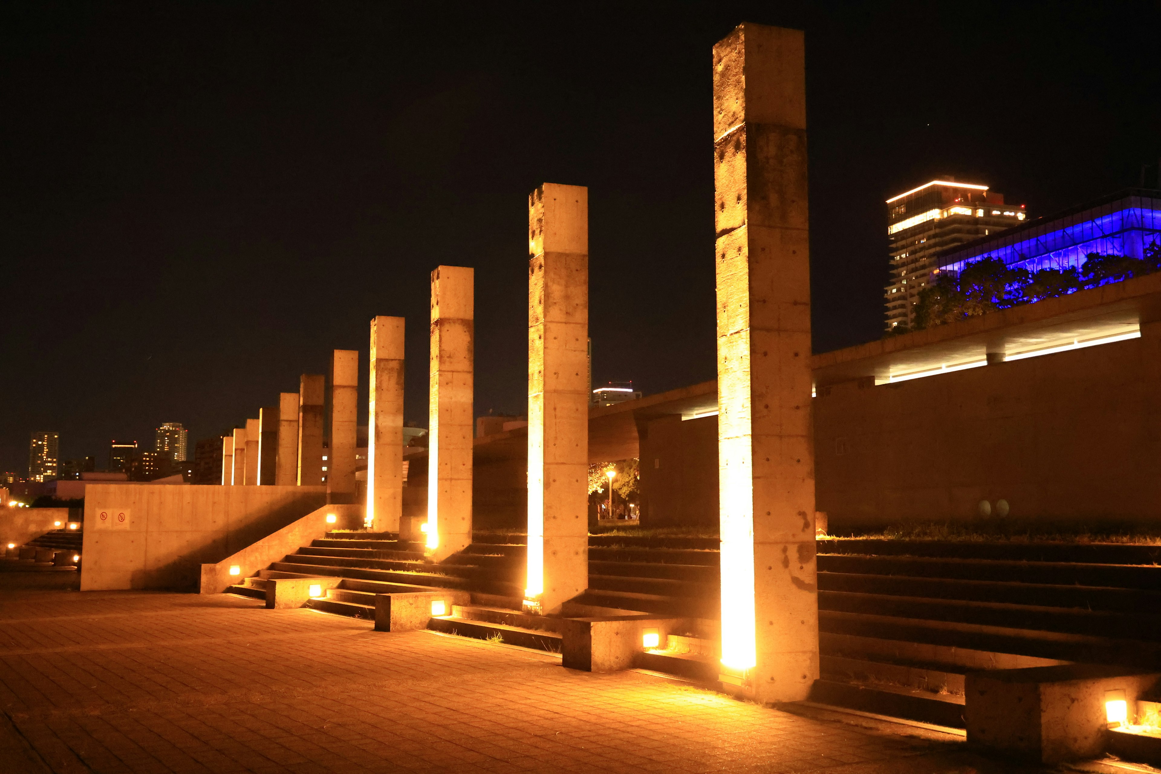 Colonnes éclairées dans un cadre urbain nocturne