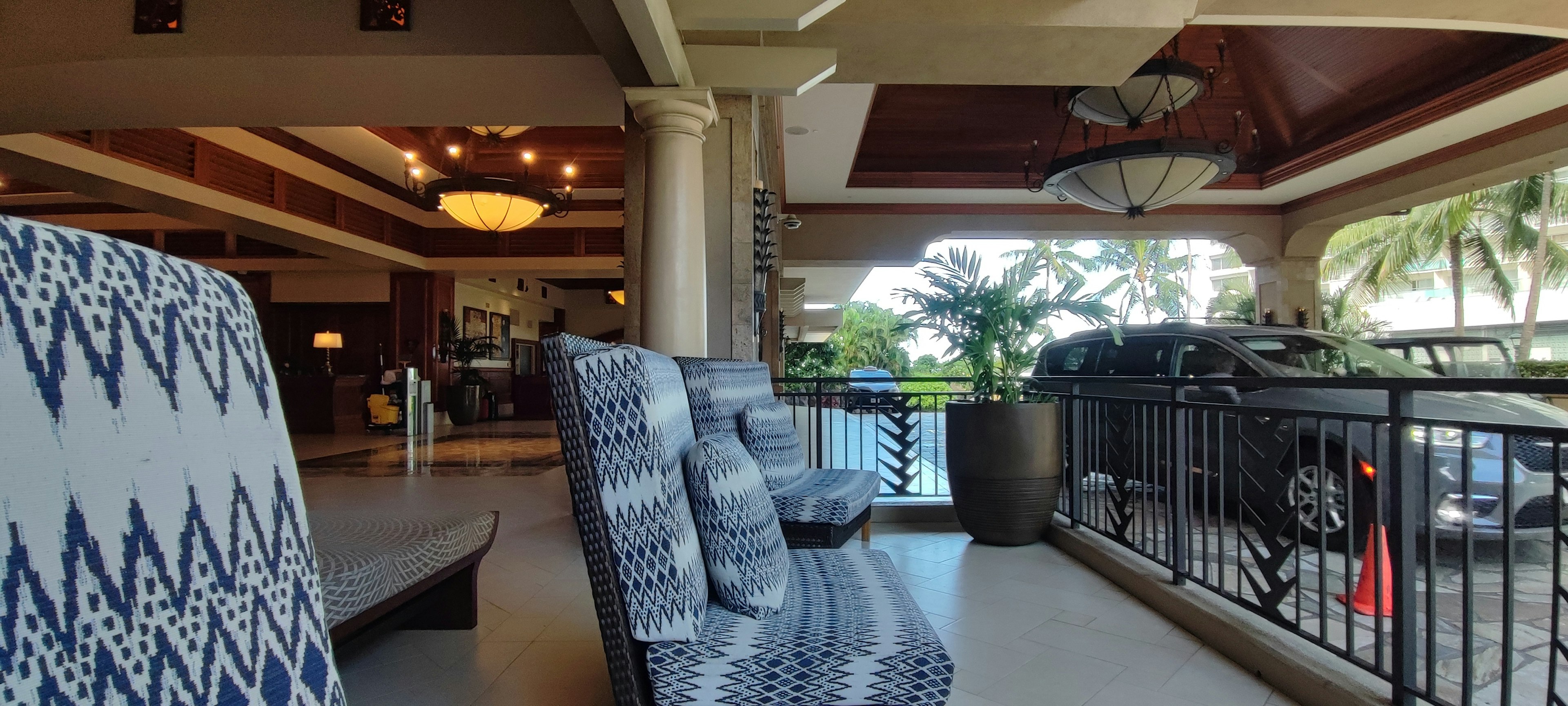 Bequeme Sofas in der Lobby eines Resorts mit natürlichem Licht, das durch große Fenster strömt