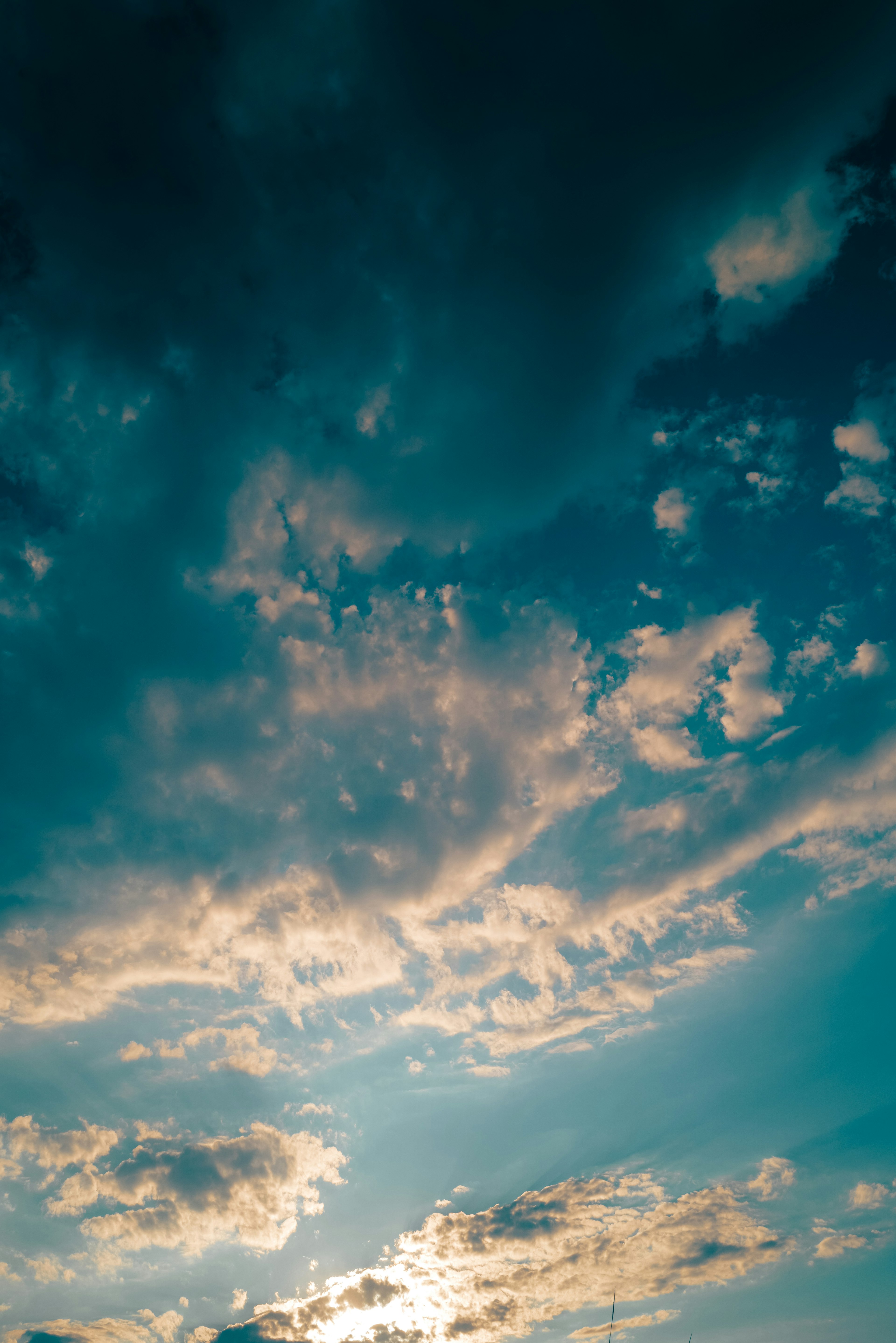 Hermosa vista de nubes extendiéndose sobre un cielo azul