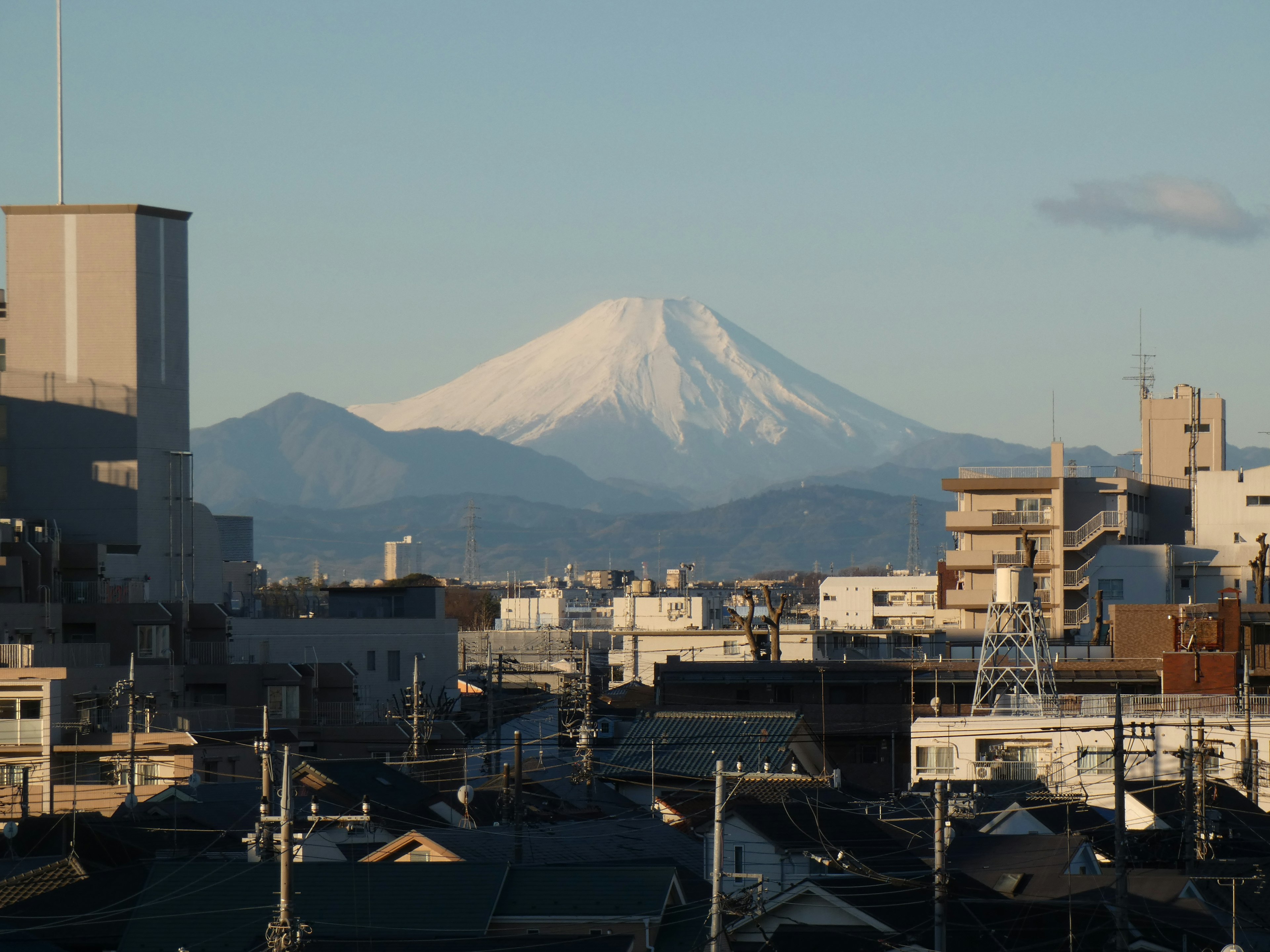 Stadtlandschaft mit dem Fuji im Hintergrund