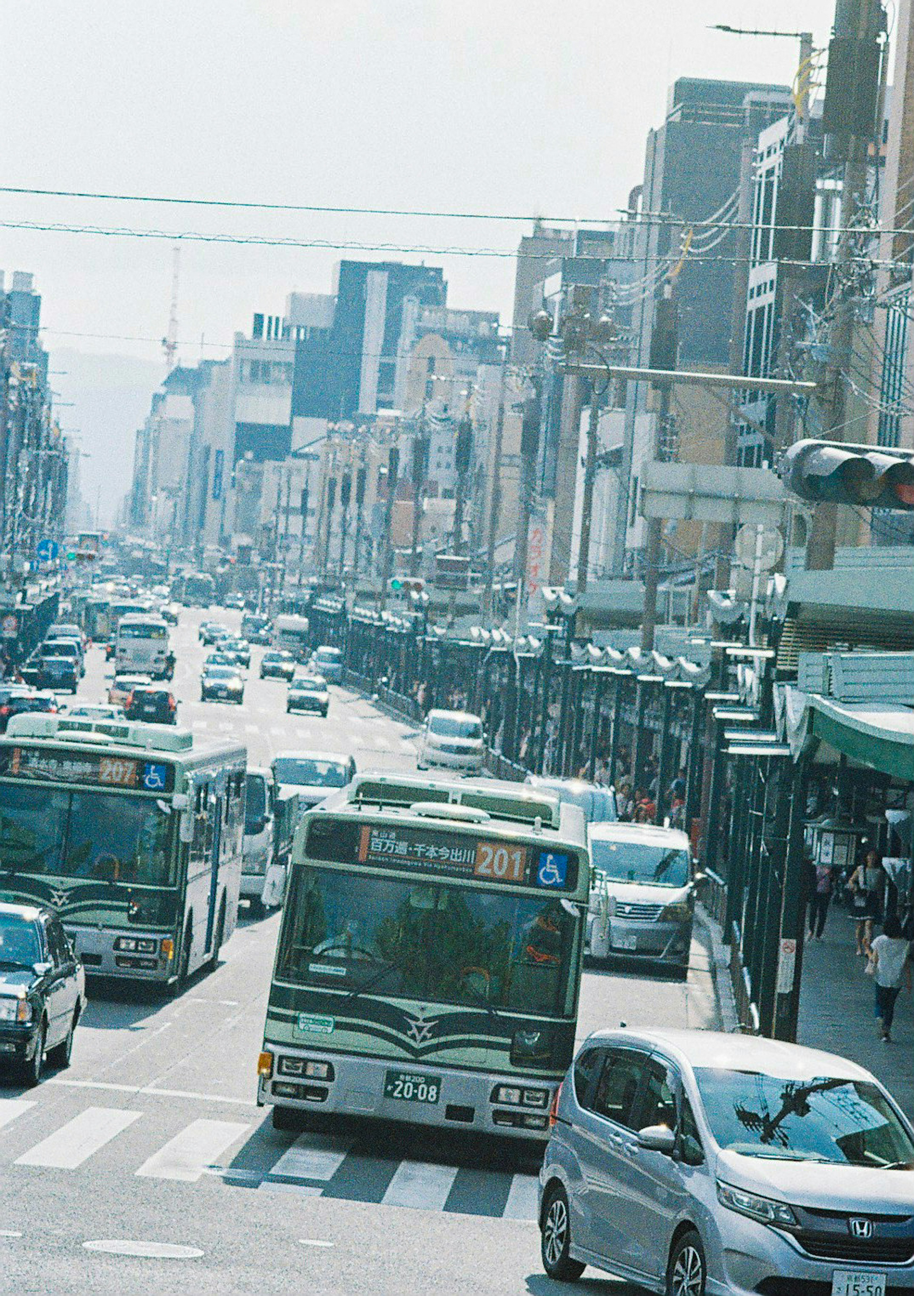 繁忙街道場景，公車和汽車在交通中