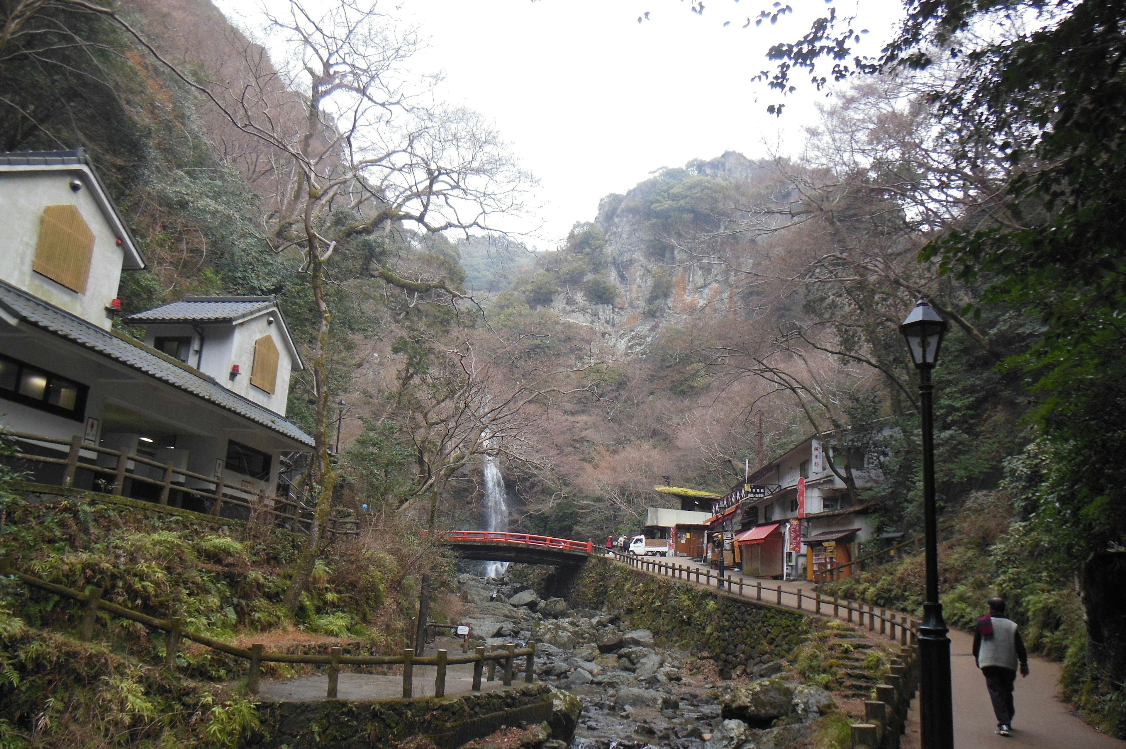 山間の風景にある小川と橋と古い建物