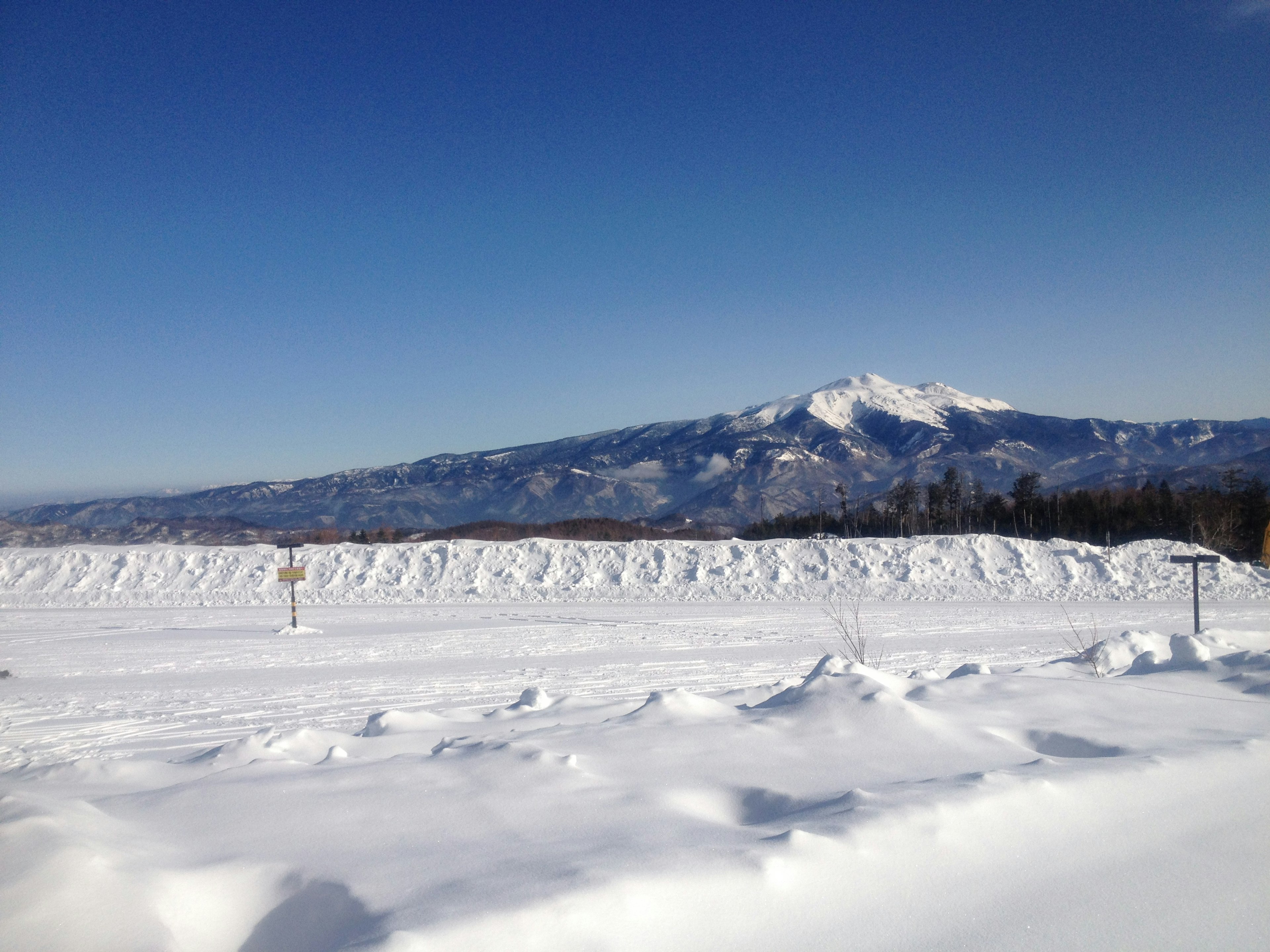 Paysage enneigé avec un ciel bleu et des montagnes enneigées