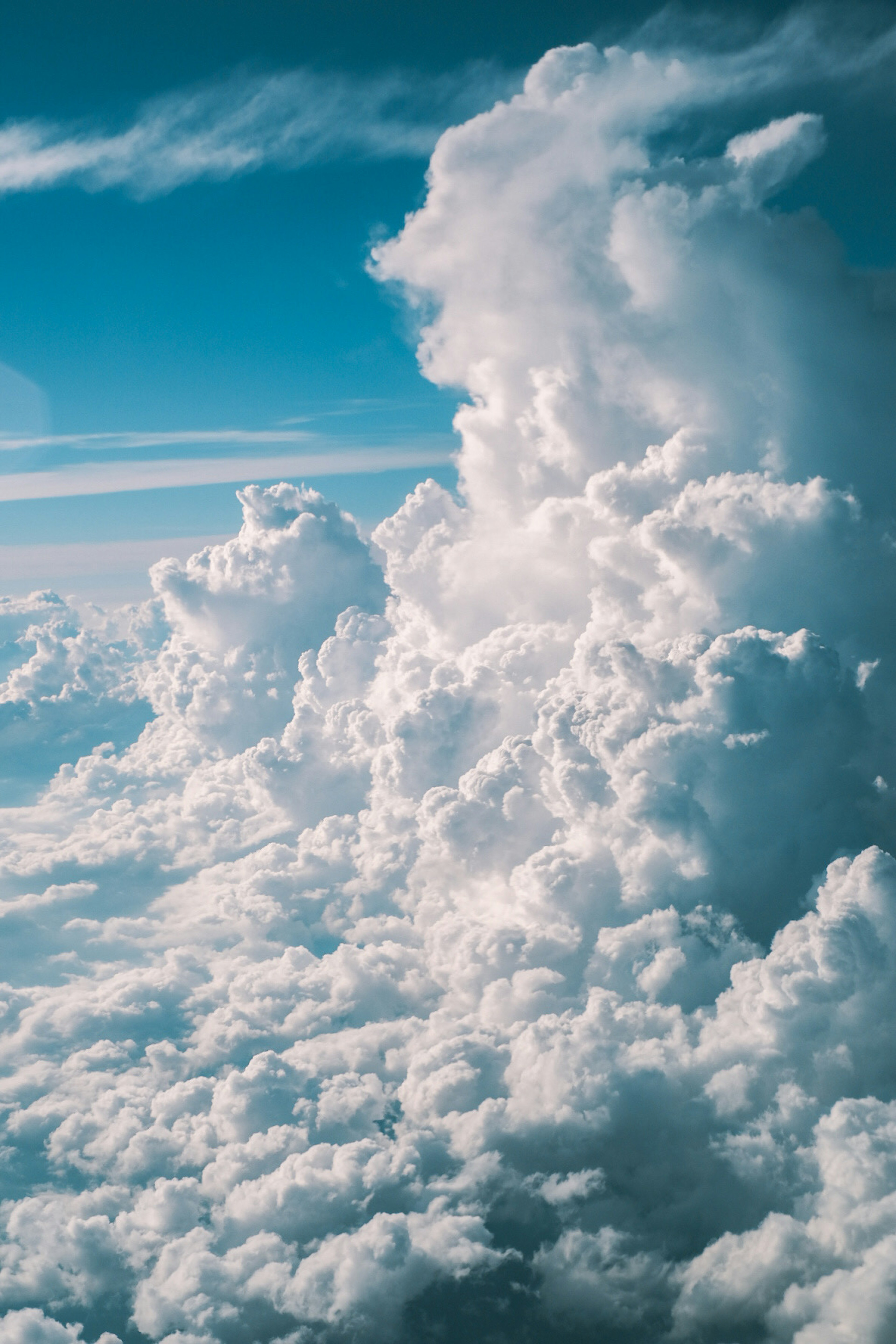 Nuages blancs duveteux éparpillés dans un ciel bleu lumineux