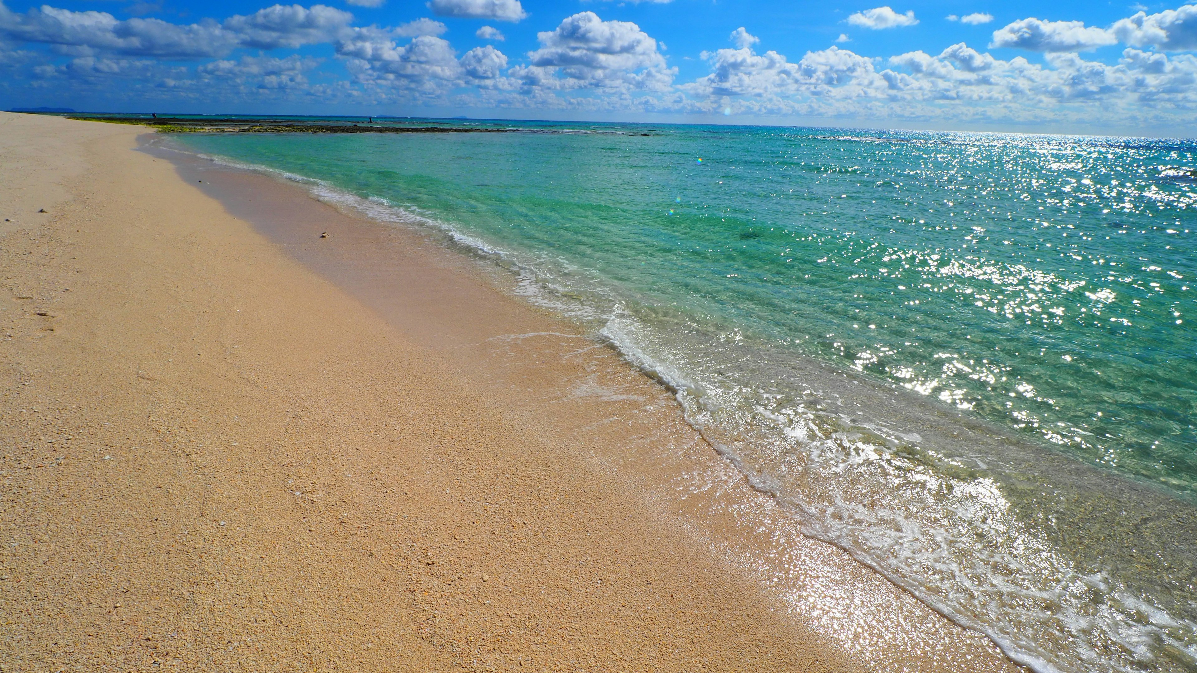 Vista panoramica di un oceano blu e di una spiaggia di sabbia bianca