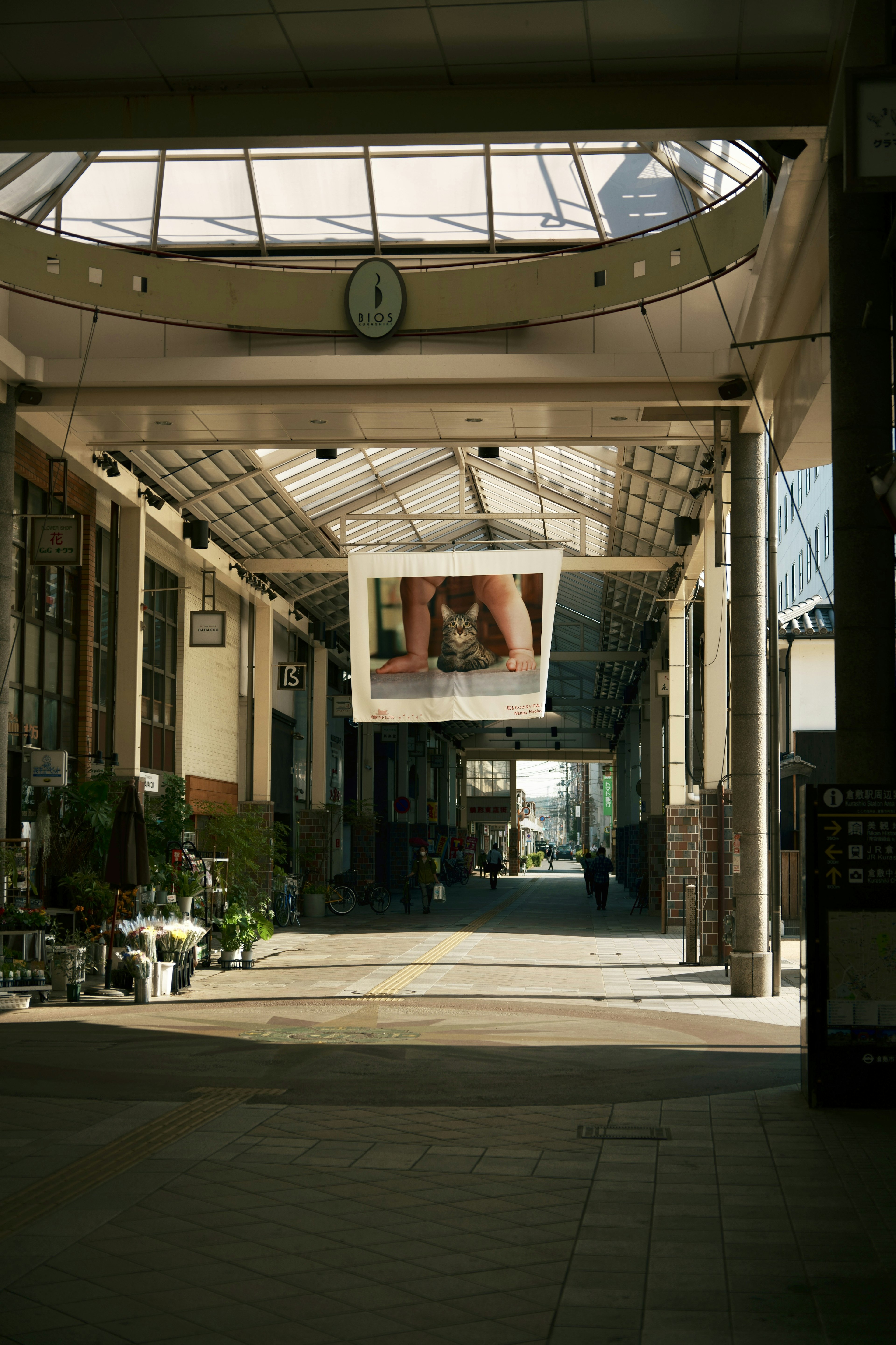 Interior sebuah arcade dengan foto besar tergantung di ruang