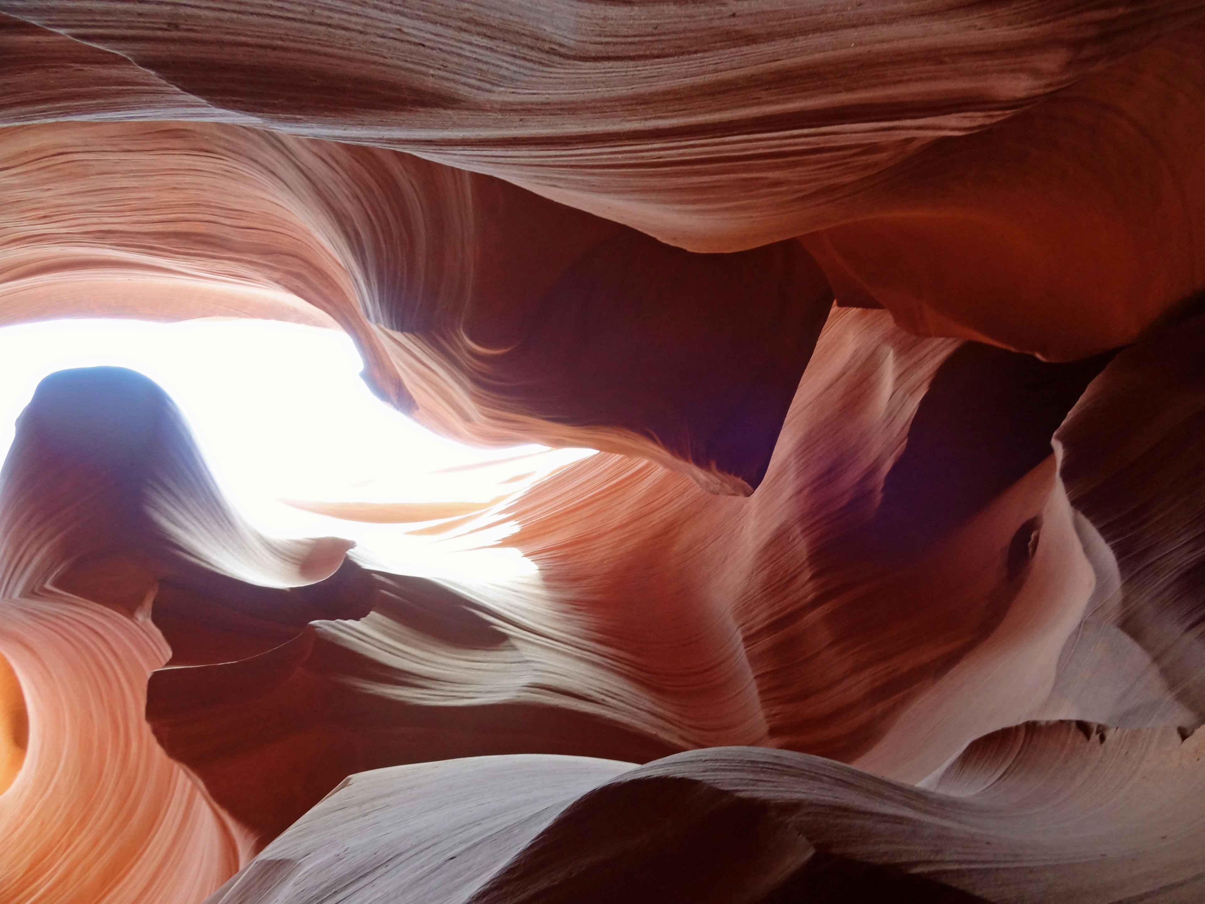 Belle vue de l'intérieur d'un canyon de roche rouge