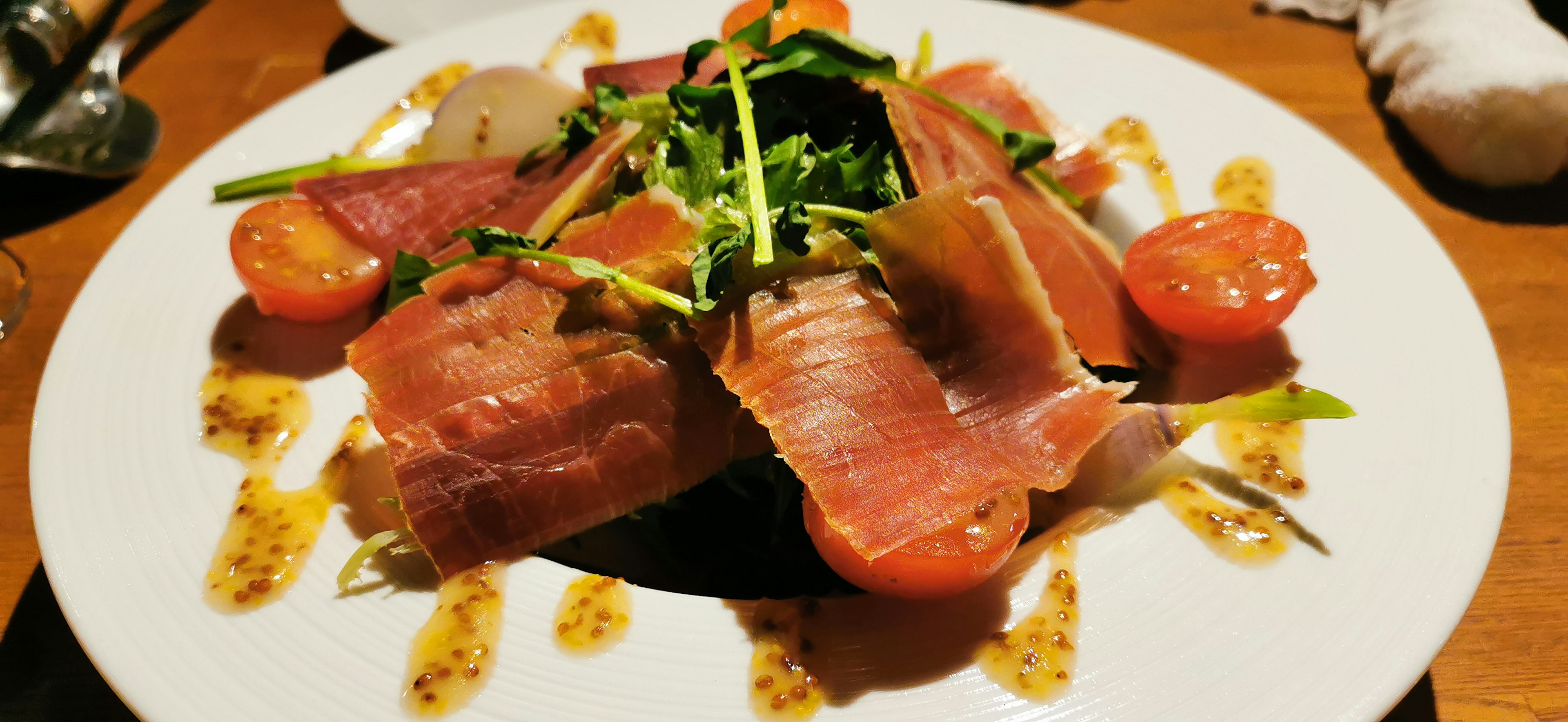 Piatto di sashimi fresco con insalata e pomodorini