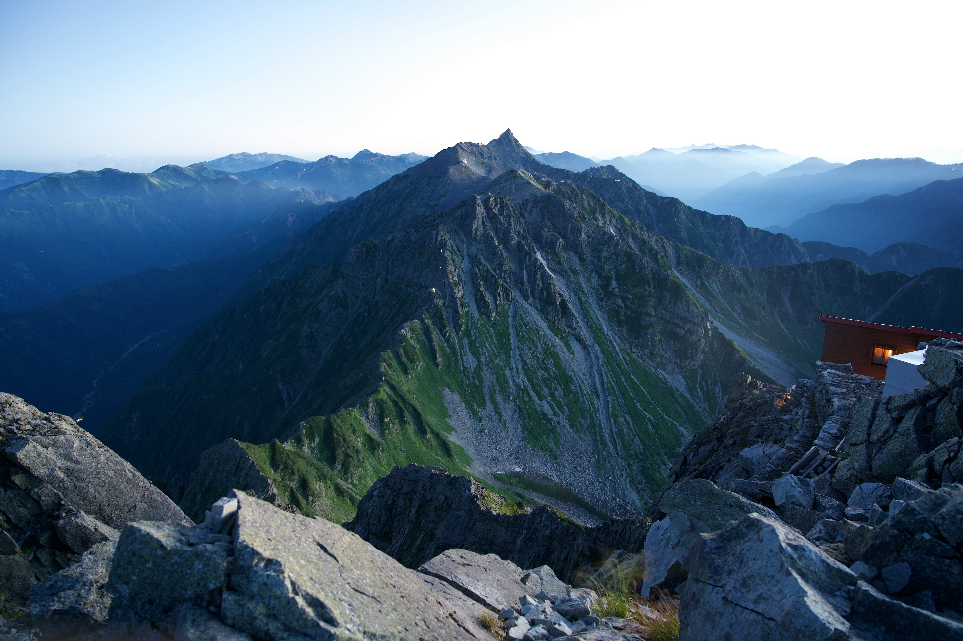 山々が広がる景色と青空の美しい風景